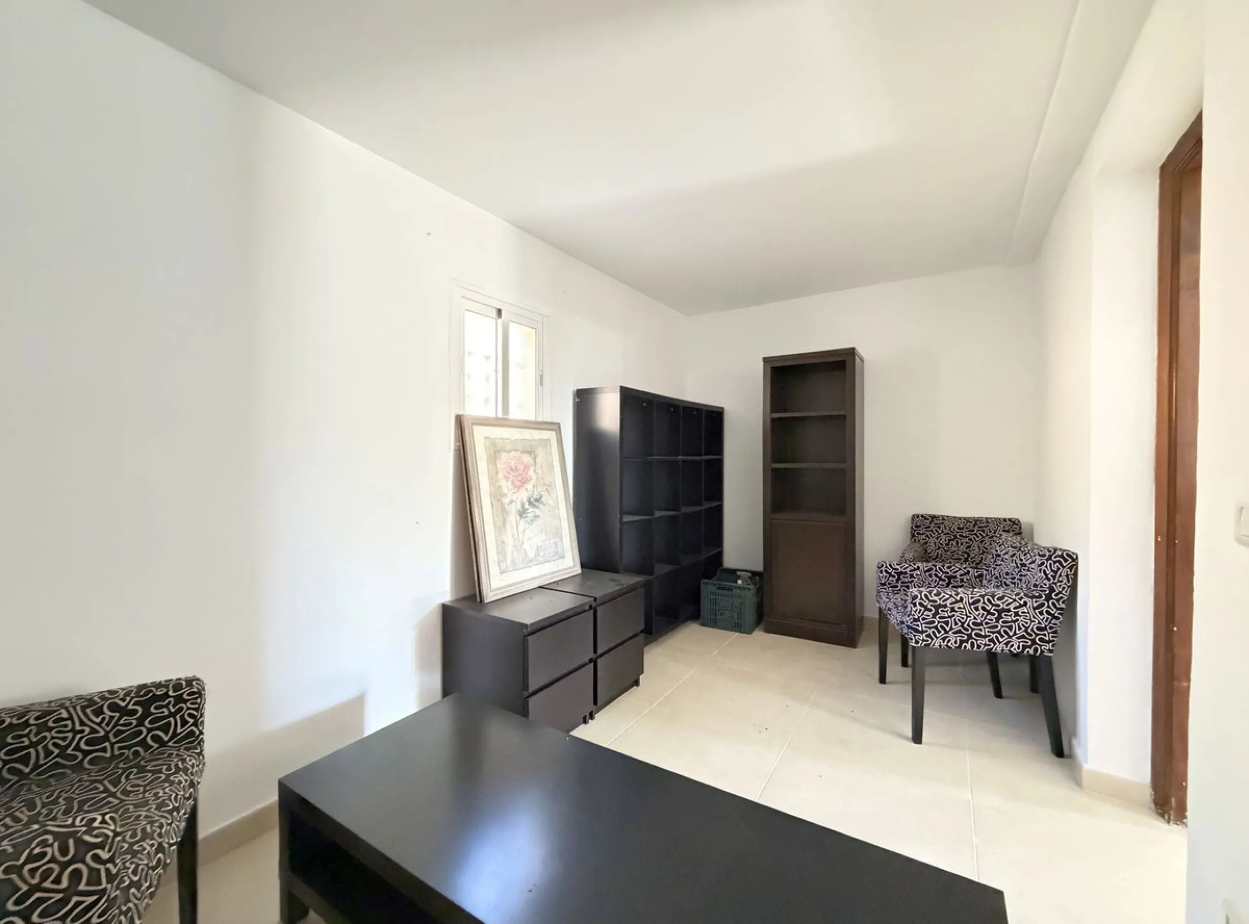 House with Sea Views in Estepona. Set on a 4,409 m² plot just 2.5 km from the center of Estepona, this property offers tranquility without sacrificing proximity to all amenities. The home itself features approximately 150 m² of living space with 4 bedroom