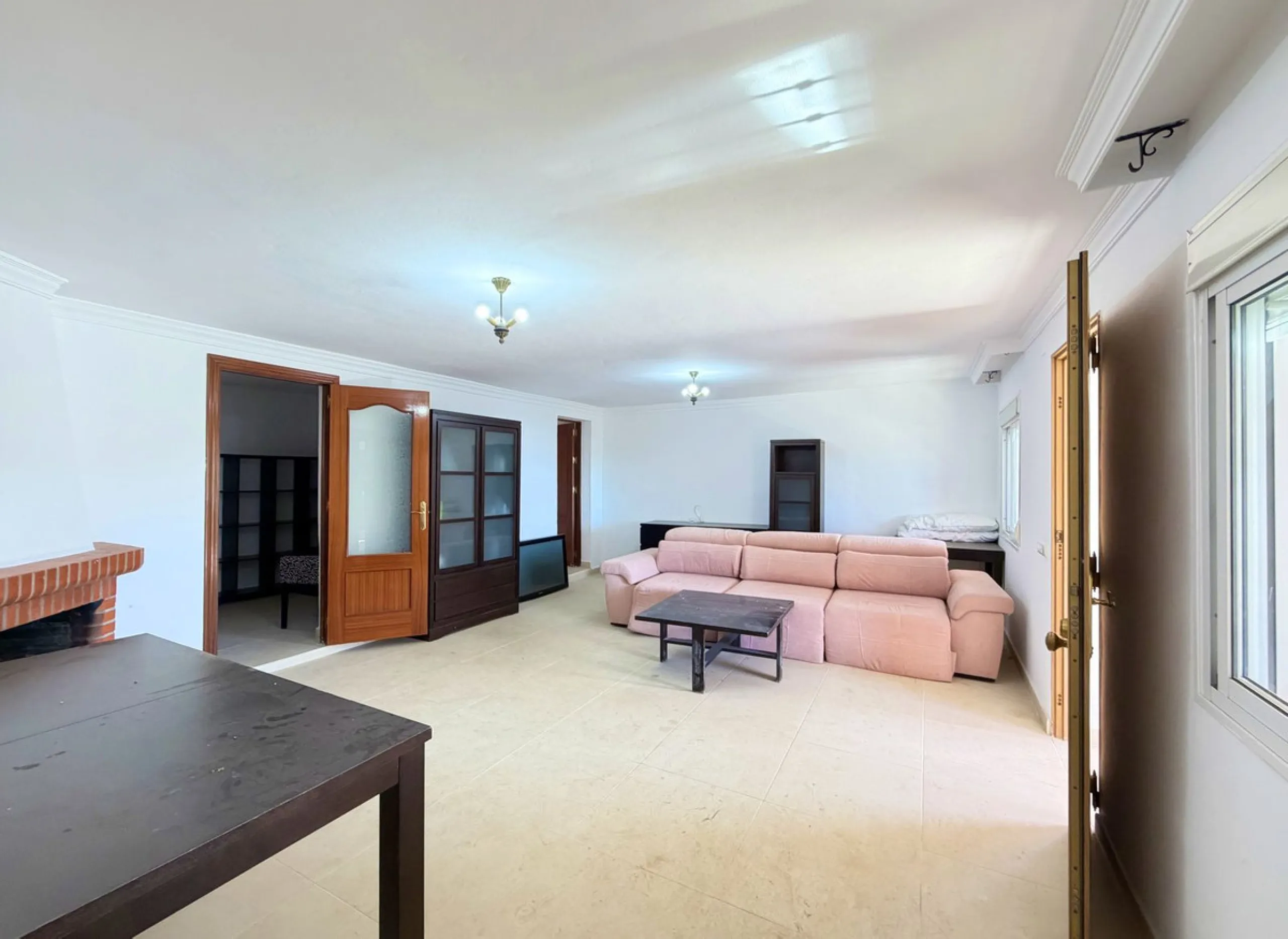 House with Sea Views in Estepona. Set on a 4,409 m² plot just 2.5 km from the center of Estepona, this property offers tranquility without sacrificing proximity to all amenities. The home itself features approximately 150 m² of living space with 4 bedroom