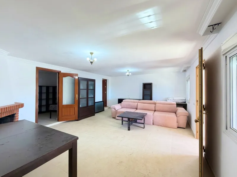 House with Sea Views in Estepona. Set on a 4,409 m² plot just 2.5 km from the center of Estepona, this property offers tranquility without sacrificing proximity to all amenities. The home itself features approximately 150 m² of living space with 4 bedroom