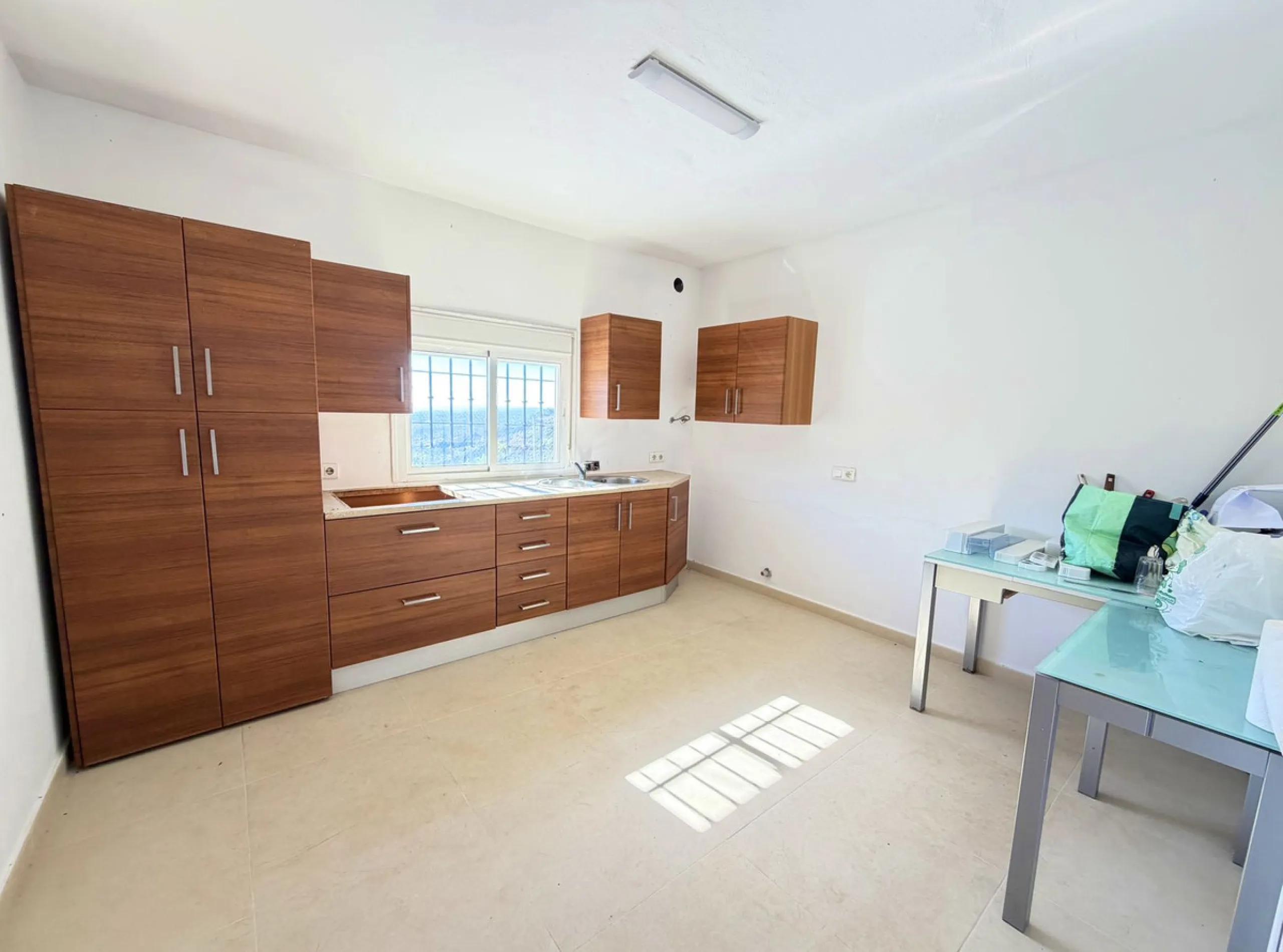 House with Sea Views in Estepona. Set on a 4,409 m² plot just 2.5 km from the center of Estepona, this property offers tranquility without sacrificing proximity to all amenities. The home itself features approximately 150 m² of living space with 4 bedroom
