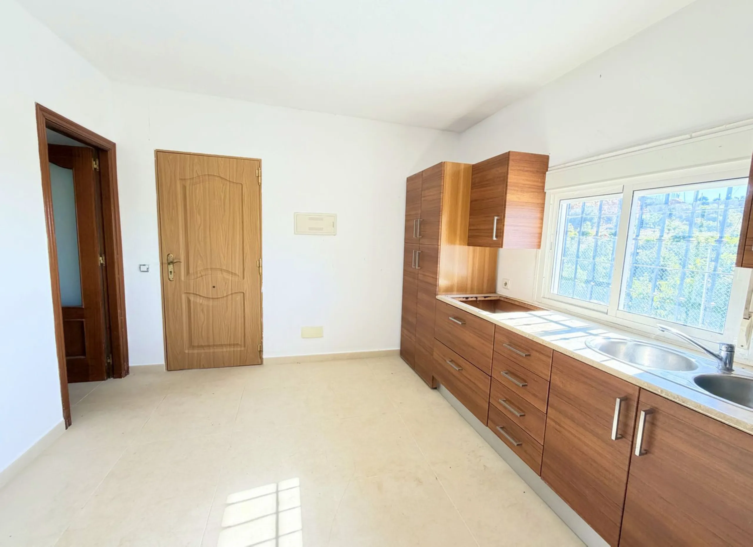 House with Sea Views in Estepona. Set on a 4,409 m² plot just 2.5 km from the center of Estepona, this property offers tranquility without sacrificing proximity to all amenities. The home itself features approximately 150 m² of living space with 4 bedroom