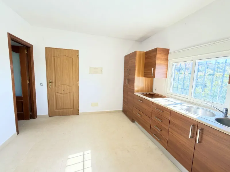 House with Sea Views in Estepona. Set on a 4,409 m² plot just 2.5 km from the center of Estepona, this property offers tranquility without sacrificing proximity to all amenities. The home itself features approximately 150 m² of living space with 4 bedroom