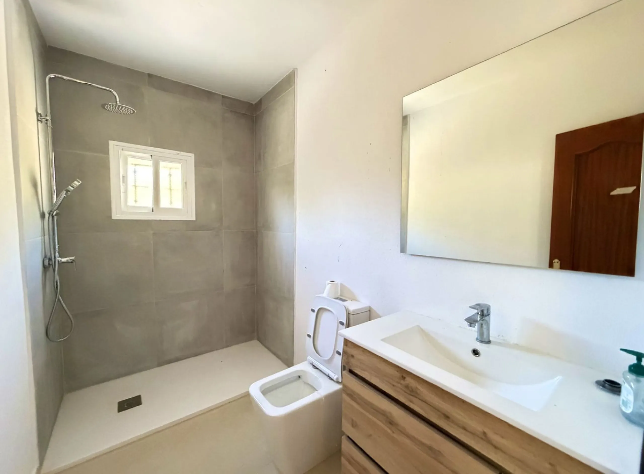 House with Sea Views in Estepona. Set on a 4,409 m² plot just 2.5 km from the center of Estepona, this property offers tranquility without sacrificing proximity to all amenities. The home itself features approximately 150 m² of living space with 4 bedroom