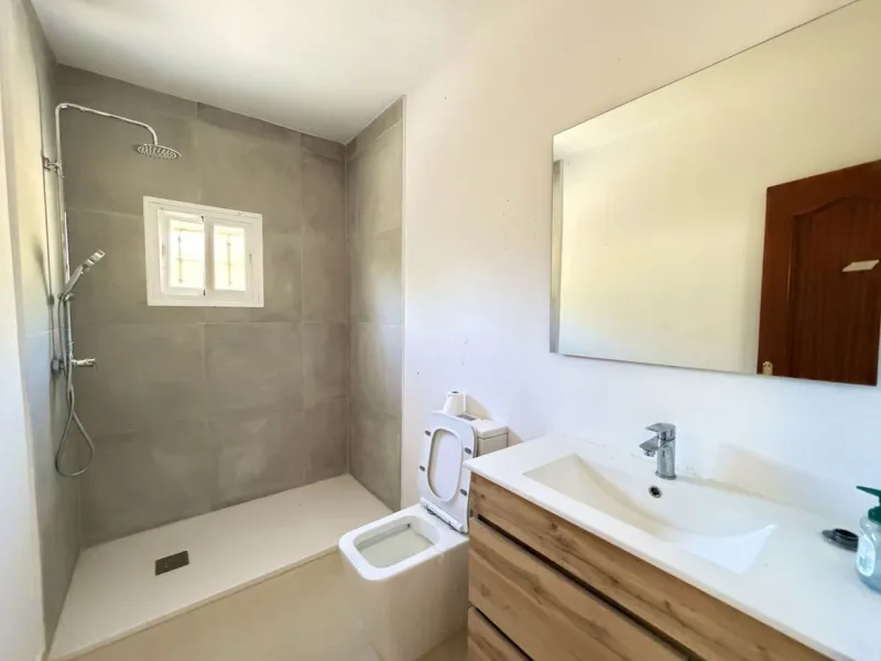 House with Sea Views in Estepona. Set on a 4,409 m² plot just 2.5 km from the center of Estepona, this property offers tranquility without sacrificing proximity to all amenities. The home itself features approximately 150 m² of living space with 4 bedroom