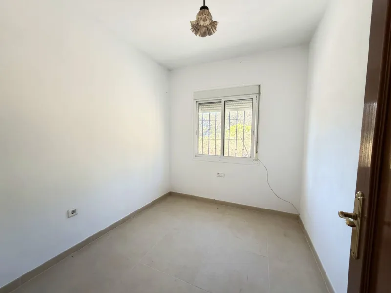 House with Sea Views in Estepona. Set on a 4,409 m² plot just 2.5 km from the center of Estepona, this property offers tranquility without sacrificing proximity to all amenities. The home itself features approximately 150 m² of living space with 4 bedroom