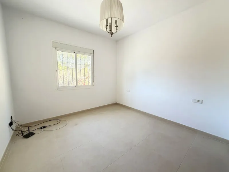 House with Sea Views in Estepona. Set on a 4,409 m² plot just 2.5 km from the center of Estepona, this property offers tranquility without sacrificing proximity to all amenities. The home itself features approximately 150 m² of living space with 4 bedroom