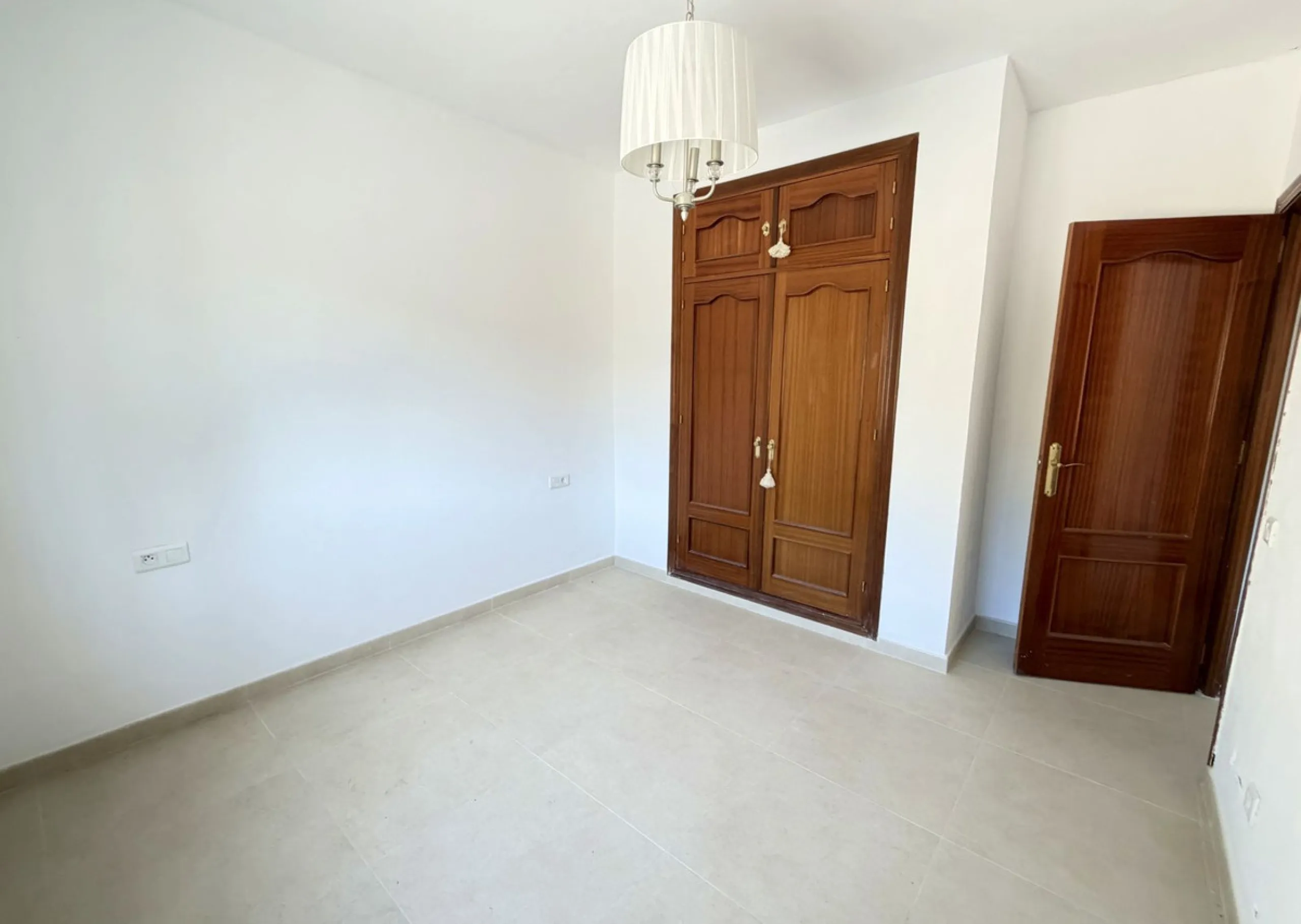 House with Sea Views in Estepona. Set on a 4,409 m² plot just 2.5 km from the center of Estepona, this property offers tranquility without sacrificing proximity to all amenities. The home itself features approximately 150 m² of living space with 4 bedroom