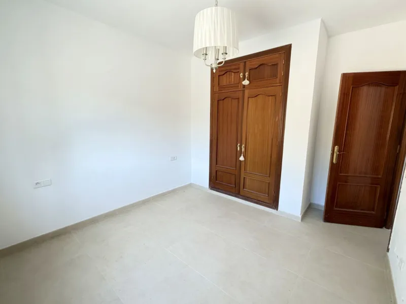 House with Sea Views in Estepona. Set on a 4,409 m² plot just 2.5 km from the center of Estepona, this property offers tranquility without sacrificing proximity to all amenities. The home itself features approximately 150 m² of living space with 4 bedroom
