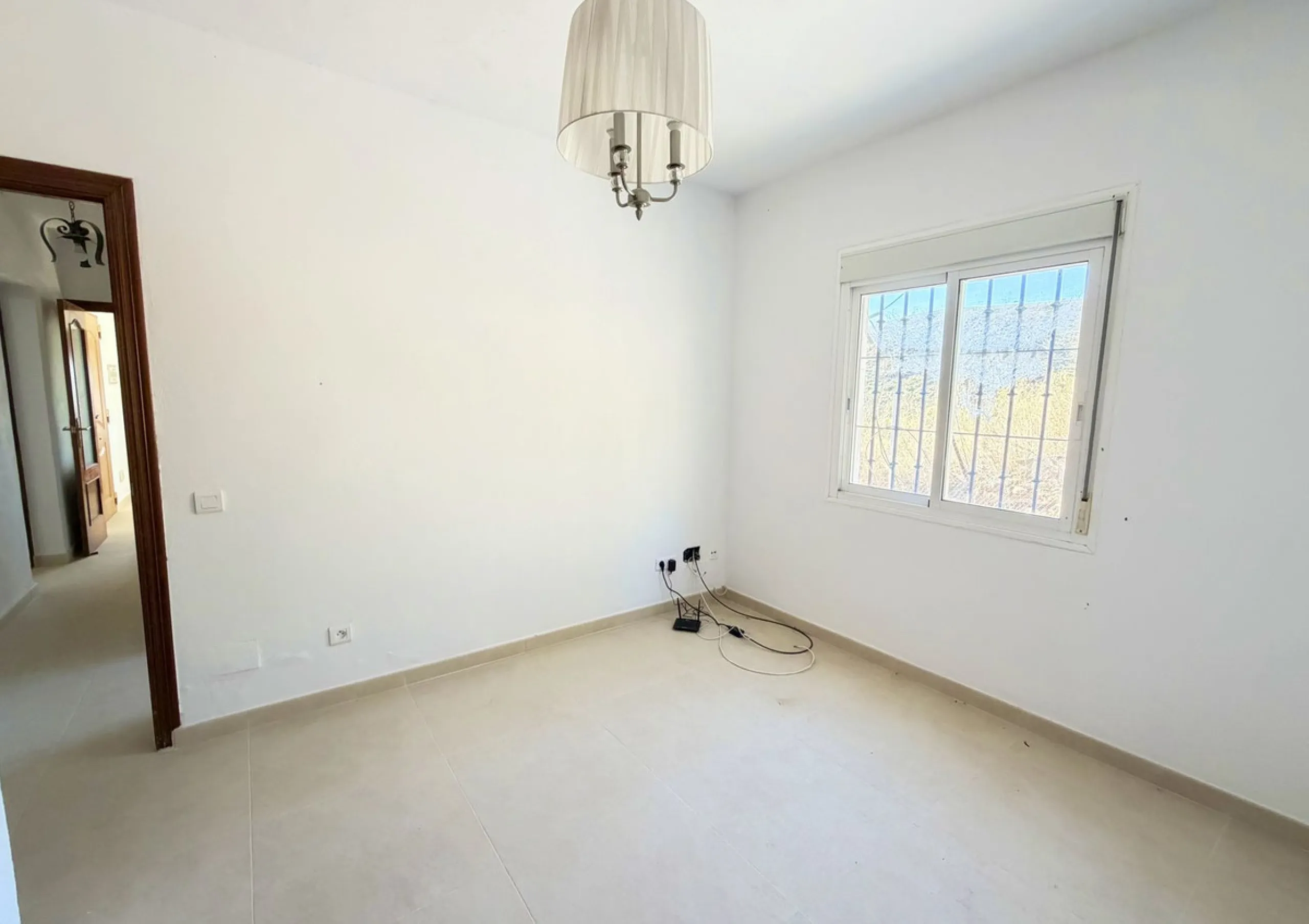 House with Sea Views in Estepona. Set on a 4,409 m² plot just 2.5 km from the center of Estepona, this property offers tranquility without sacrificing proximity to all amenities. The home itself features approximately 150 m² of living space with 4 bedroom