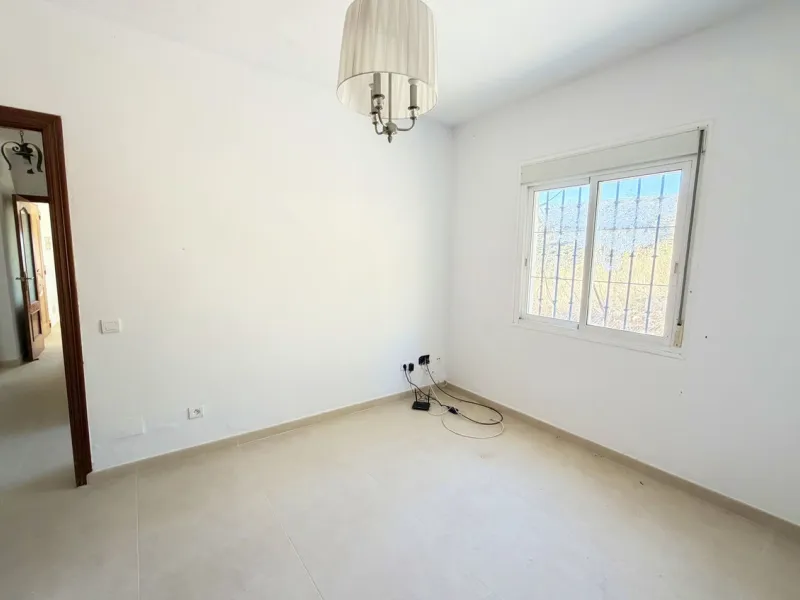 House with Sea Views in Estepona. Set on a 4,409 m² plot just 2.5 km from the center of Estepona, this property offers tranquility without sacrificing proximity to all amenities. The home itself features approximately 150 m² of living space with 4 bedroom