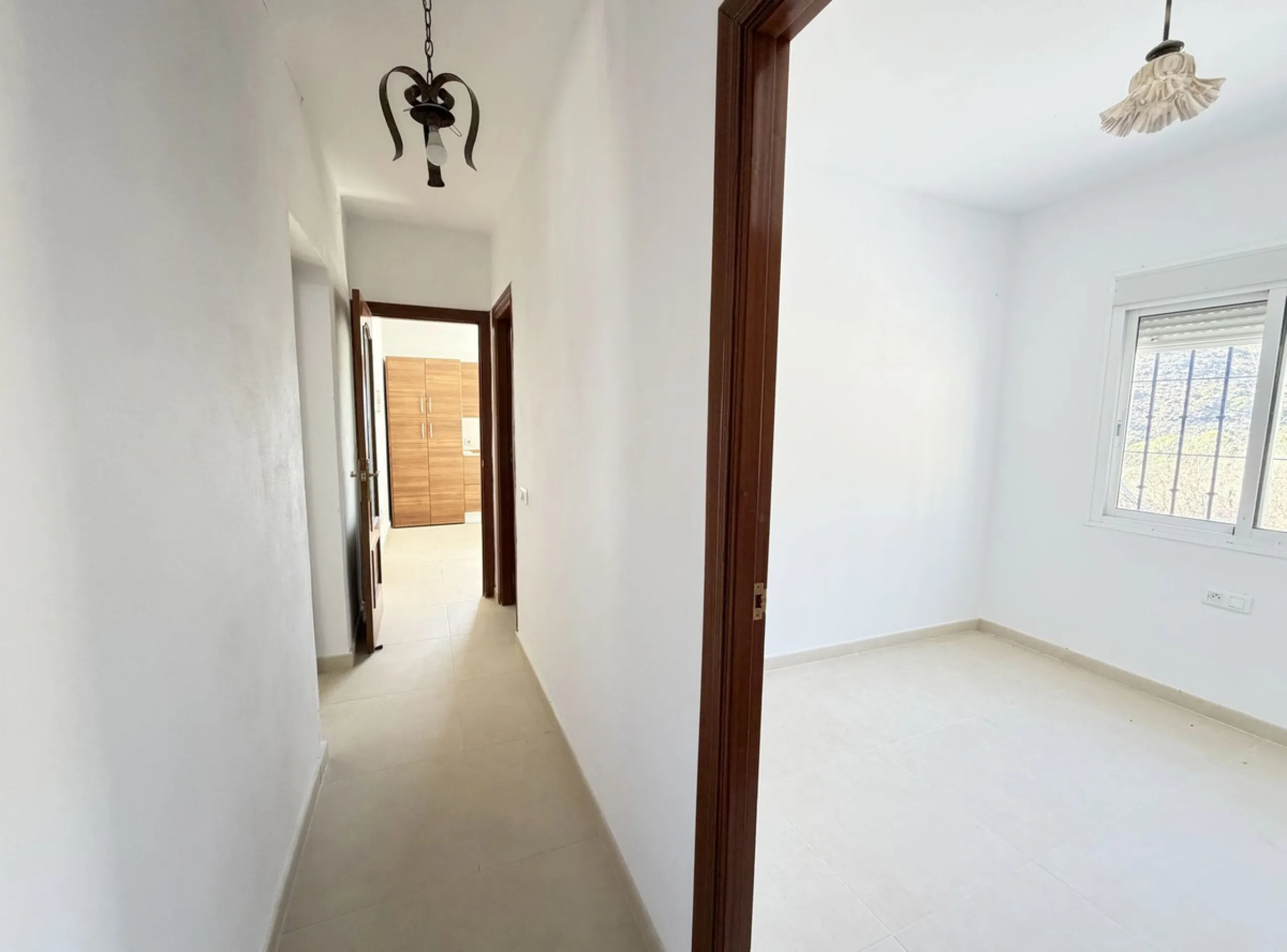 House with Sea Views in Estepona. Set on a 4,409 m² plot just 2.5 km from the center of Estepona, this property offers tranquility without sacrificing proximity to all amenities. The home itself features approximately 150 m² of living space with 4 bedroom