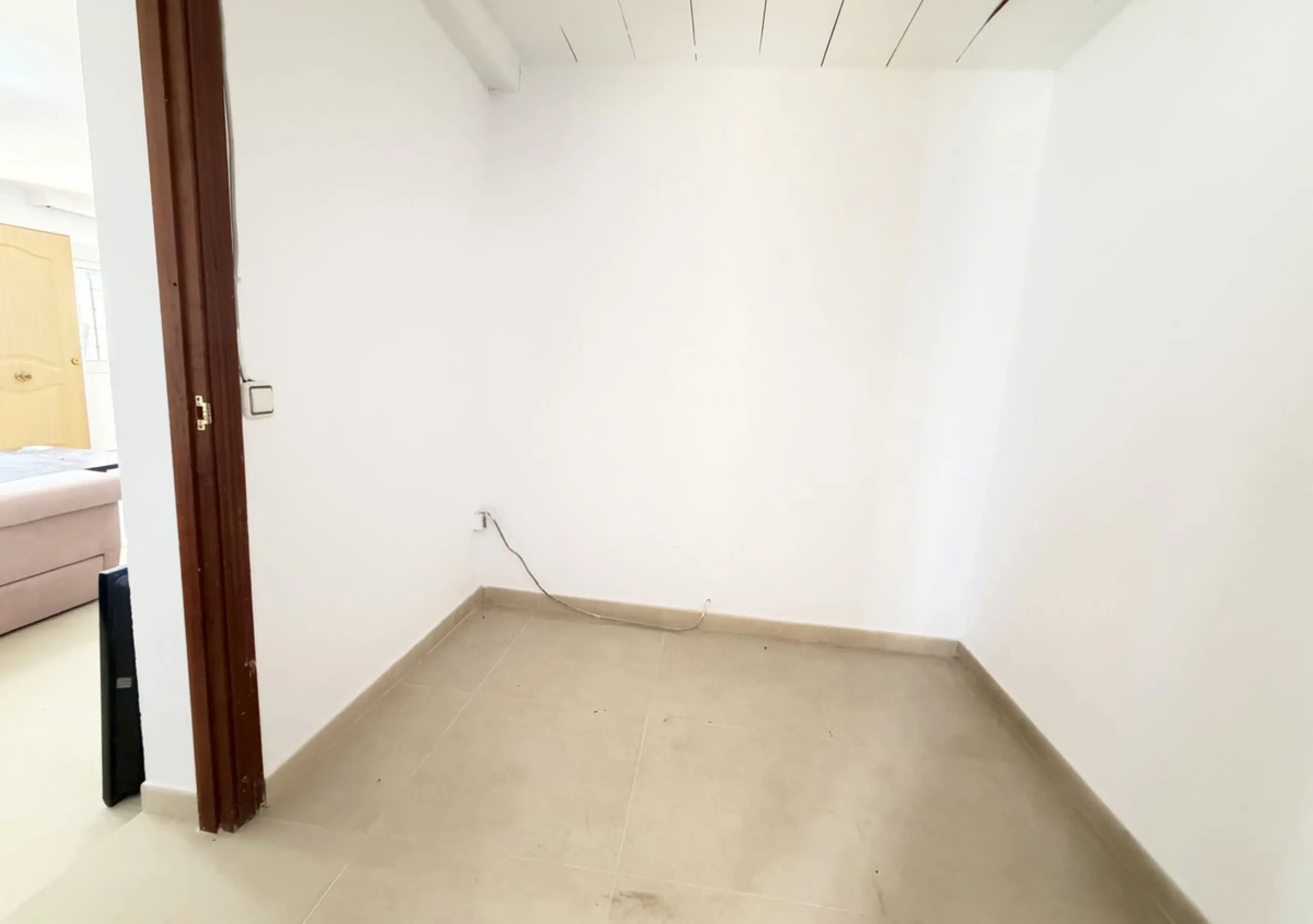 House with Sea Views in Estepona. Set on a 4,409 m² plot just 2.5 km from the center of Estepona, this property offers tranquility without sacrificing proximity to all amenities. The home itself features approximately 150 m² of living space with 4 bedroom