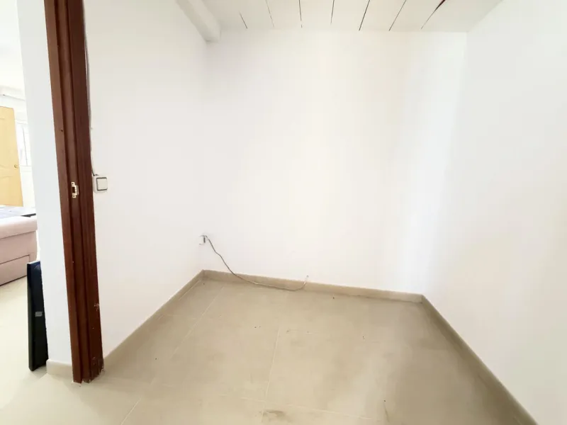 House with Sea Views in Estepona. Set on a 4,409 m² plot just 2.5 km from the center of Estepona, this property offers tranquility without sacrificing proximity to all amenities. The home itself features approximately 150 m² of living space with 4 bedroom