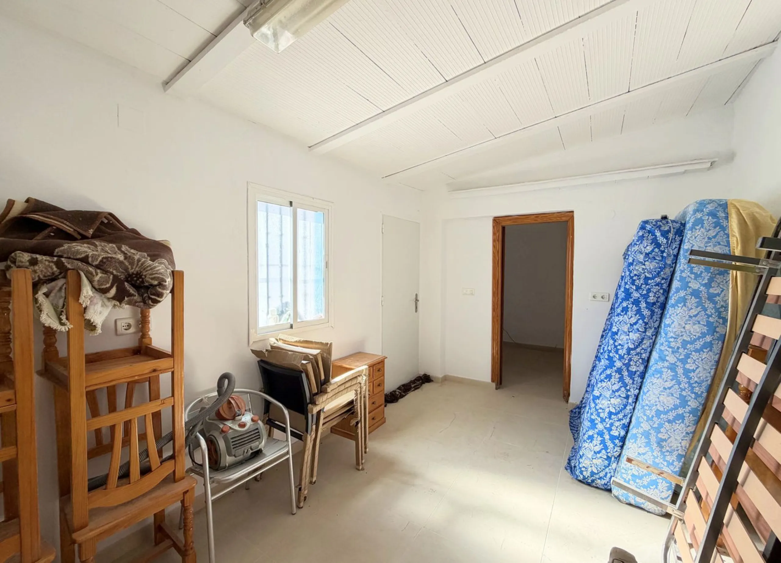 House with Sea Views in Estepona. Set on a 4,409 m² plot just 2.5 km from the center of Estepona, this property offers tranquility without sacrificing proximity to all amenities. The home itself features approximately 150 m² of living space with 4 bedroom