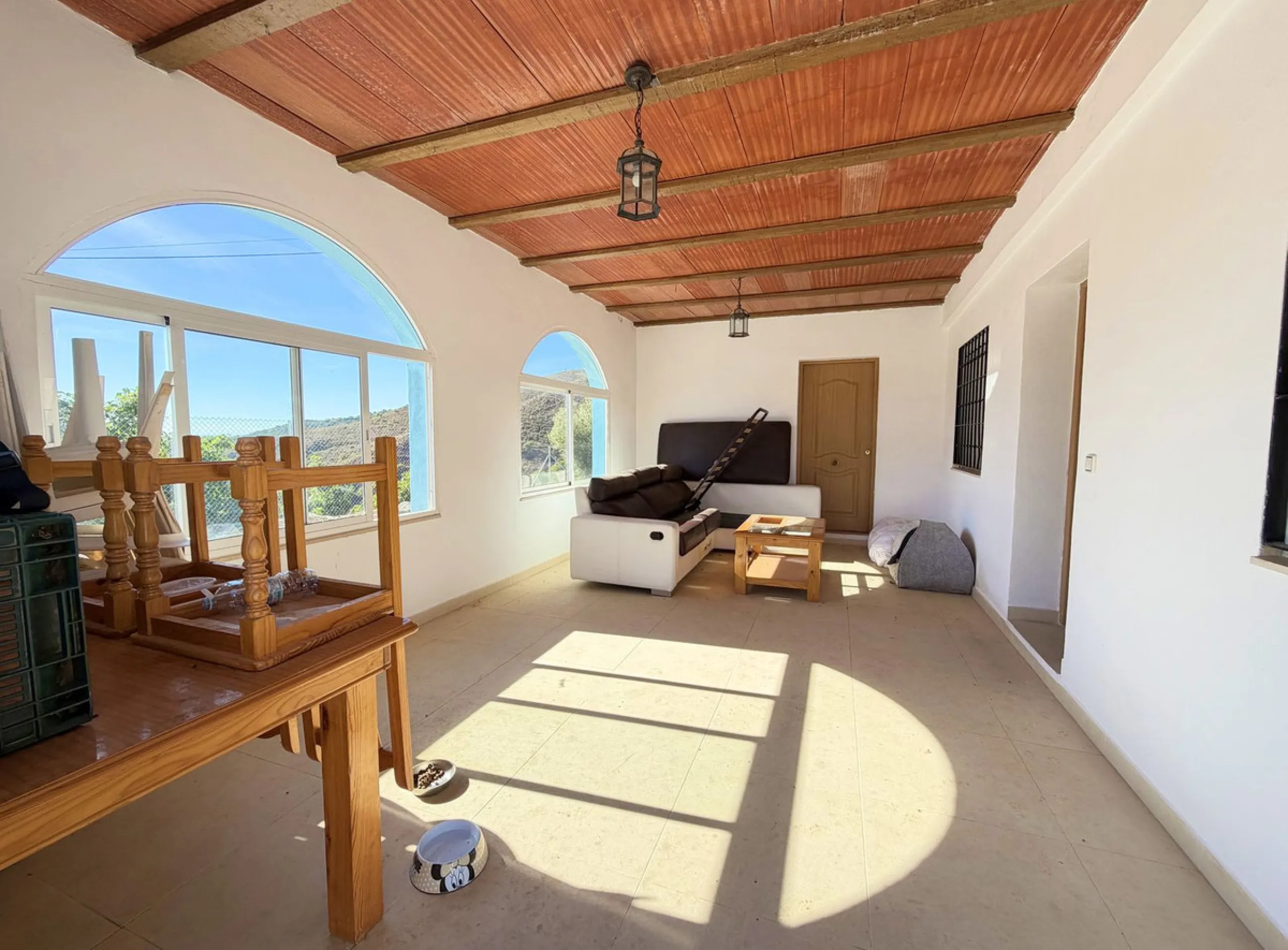 House with Sea Views in Estepona. Set on a 4,409 m² plot just 2.5 km from the center of Estepona, this property offers tranquility without sacrificing proximity to all amenities. The home itself features approximately 150 m² of living space with 4 bedroom