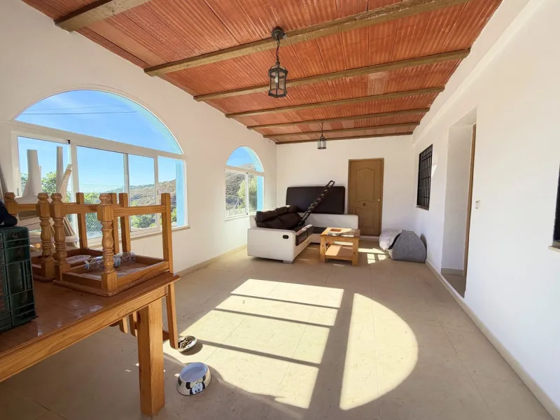 House with Sea Views in Estepona. Set on a 4,409 m² plot just 2.5 km from the center of Estepona, this property offers tranquility without sacrificing proximity to all amenities. The home itself features approximately 150 m² of living space with 4 bedroom