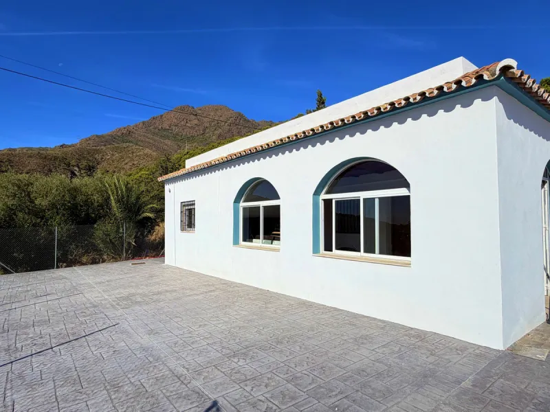 House with Sea Views in Estepona. Set on a 4,409 m² plot just 2.5 km from the center of Estepona, this property offers tranquility without sacrificing proximity to all amenities. The home itself features approximately 150 m² of living space with 4 bedroom