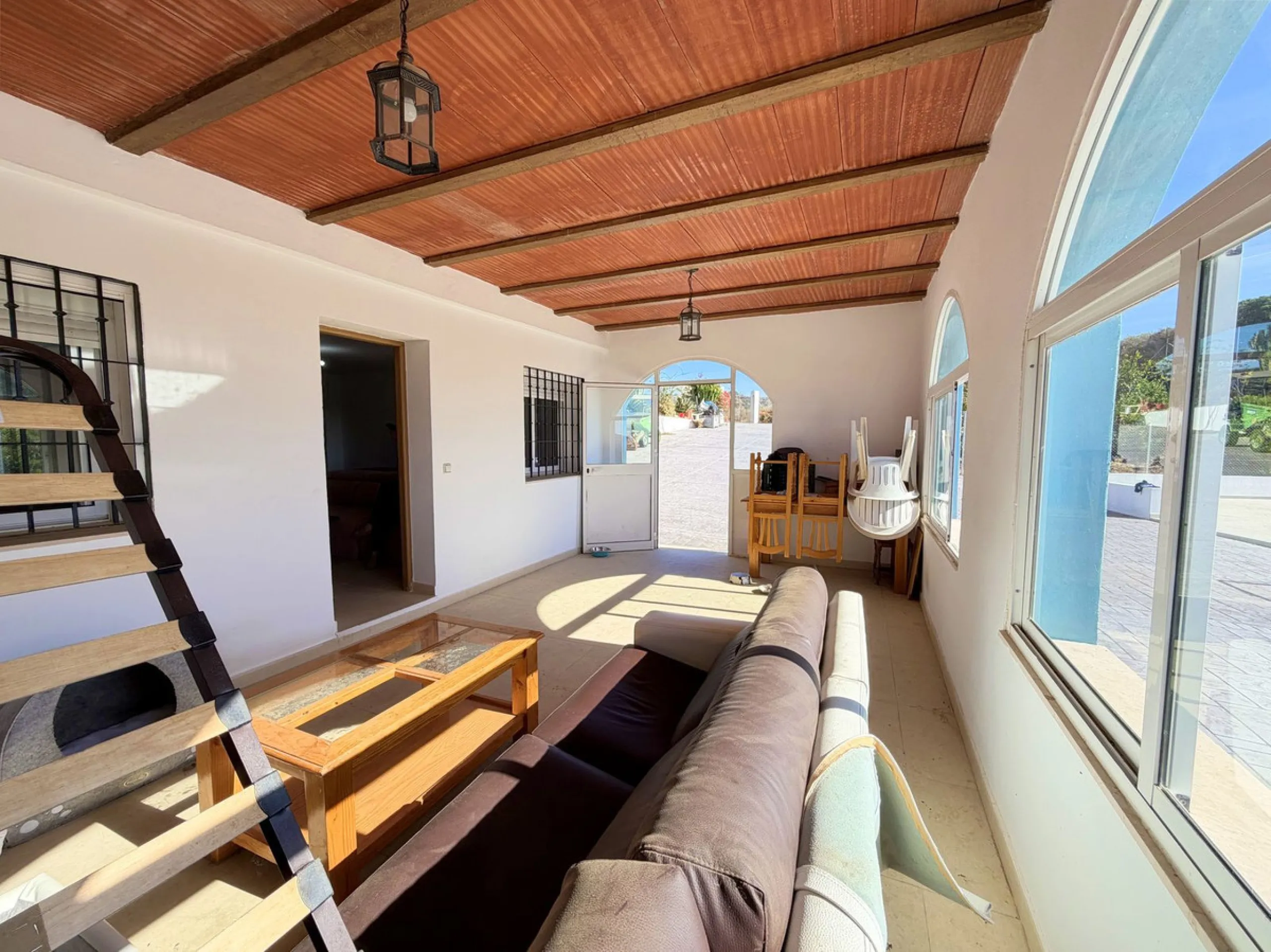 House with Sea Views in Estepona. Set on a 4,409 m² plot just 2.5 km from the center of Estepona, this property offers tranquility without sacrificing proximity to all amenities. The home itself features approximately 150 m² of living space with 4 bedroom