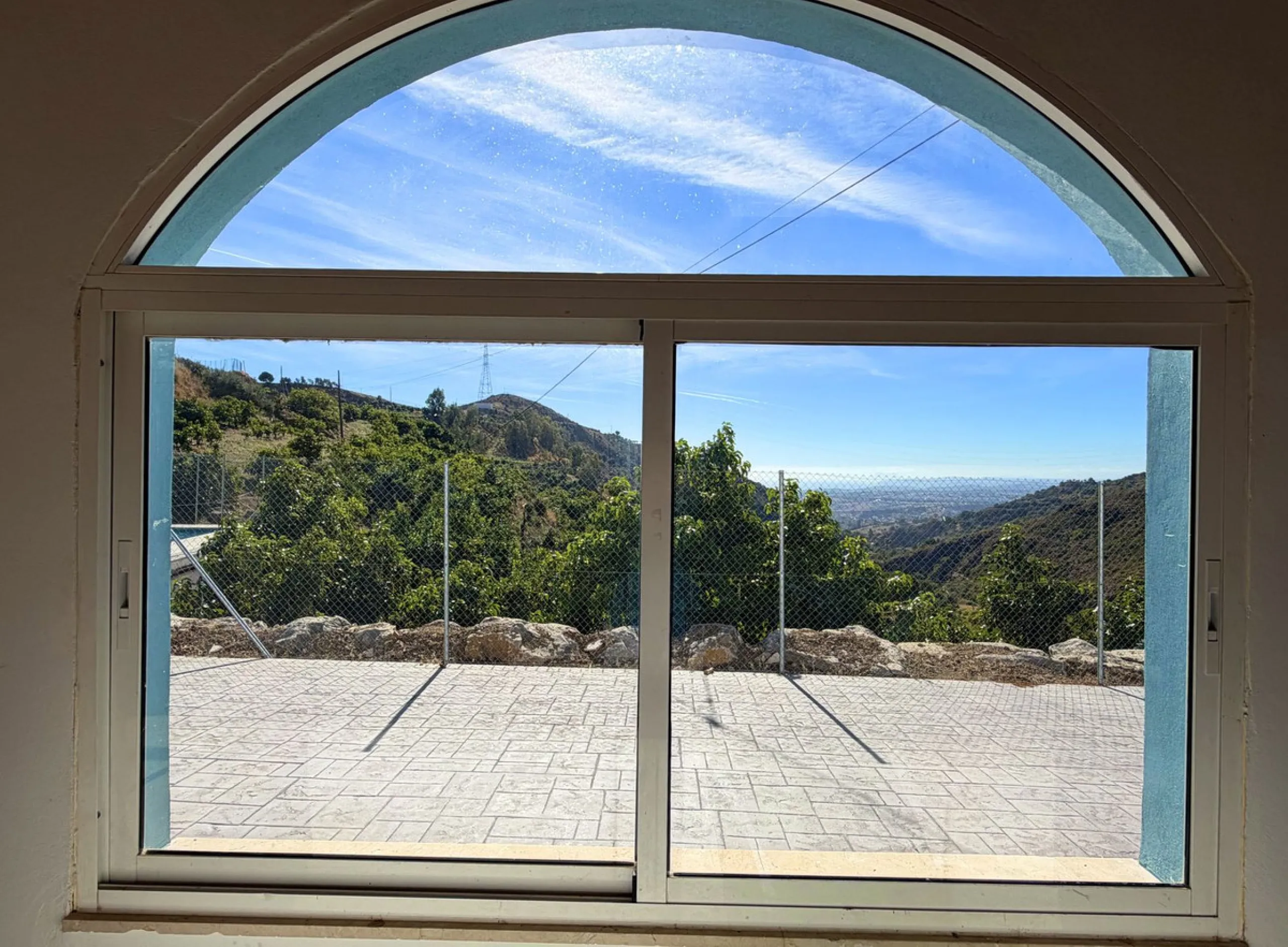 House with Sea Views in Estepona. Set on a 4,409 m² plot just 2.5 km from the center of Estepona, this property offers tranquility without sacrificing proximity to all amenities. The home itself features approximately 150 m² of living space with 4 bedroom