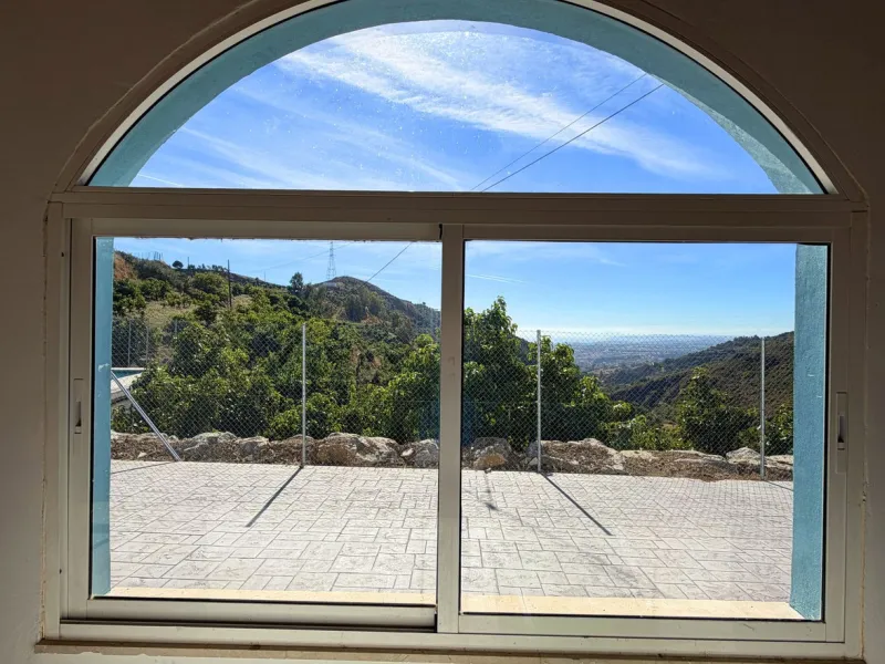 House with Sea Views in Estepona. Set on a 4,409 m² plot just 2.5 km from the center of Estepona, this property offers tranquility without sacrificing proximity to all amenities. The home itself features approximately 150 m² of living space with 4 bedroom