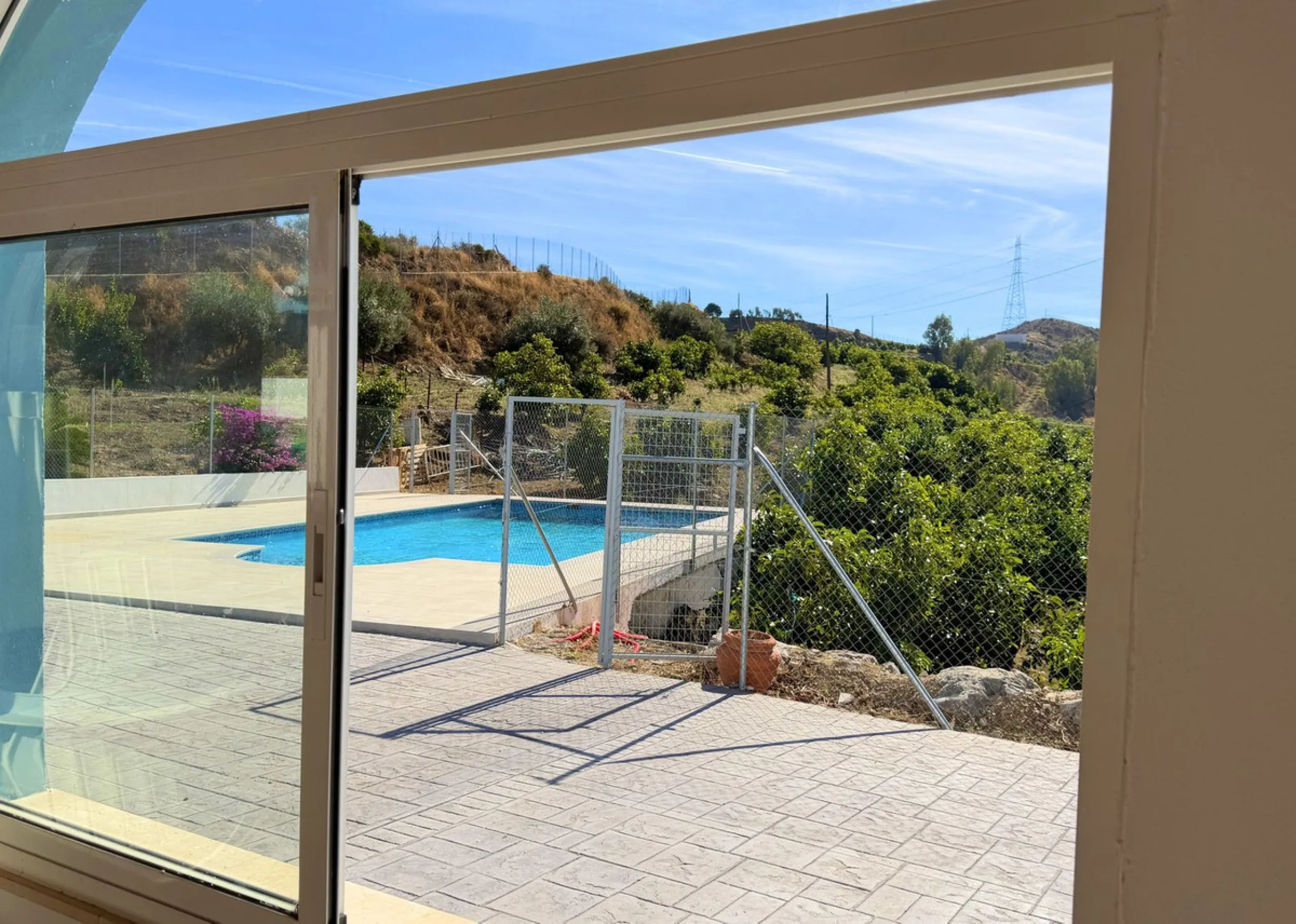 House with Sea Views in Estepona. Set on a 4,409 m² plot just 2.5 km from the center of Estepona, this property offers tranquility without sacrificing proximity to all amenities. The home itself features approximately 150 m² of living space with 4 bedroom