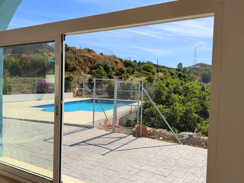 House with Sea Views in Estepona. Set on a 4,409 m² plot just 2.5 km from the center of Estepona, this property offers tranquility without sacrificing proximity to all amenities. The home itself features approximately 150 m² of living space with 4 bedroom
