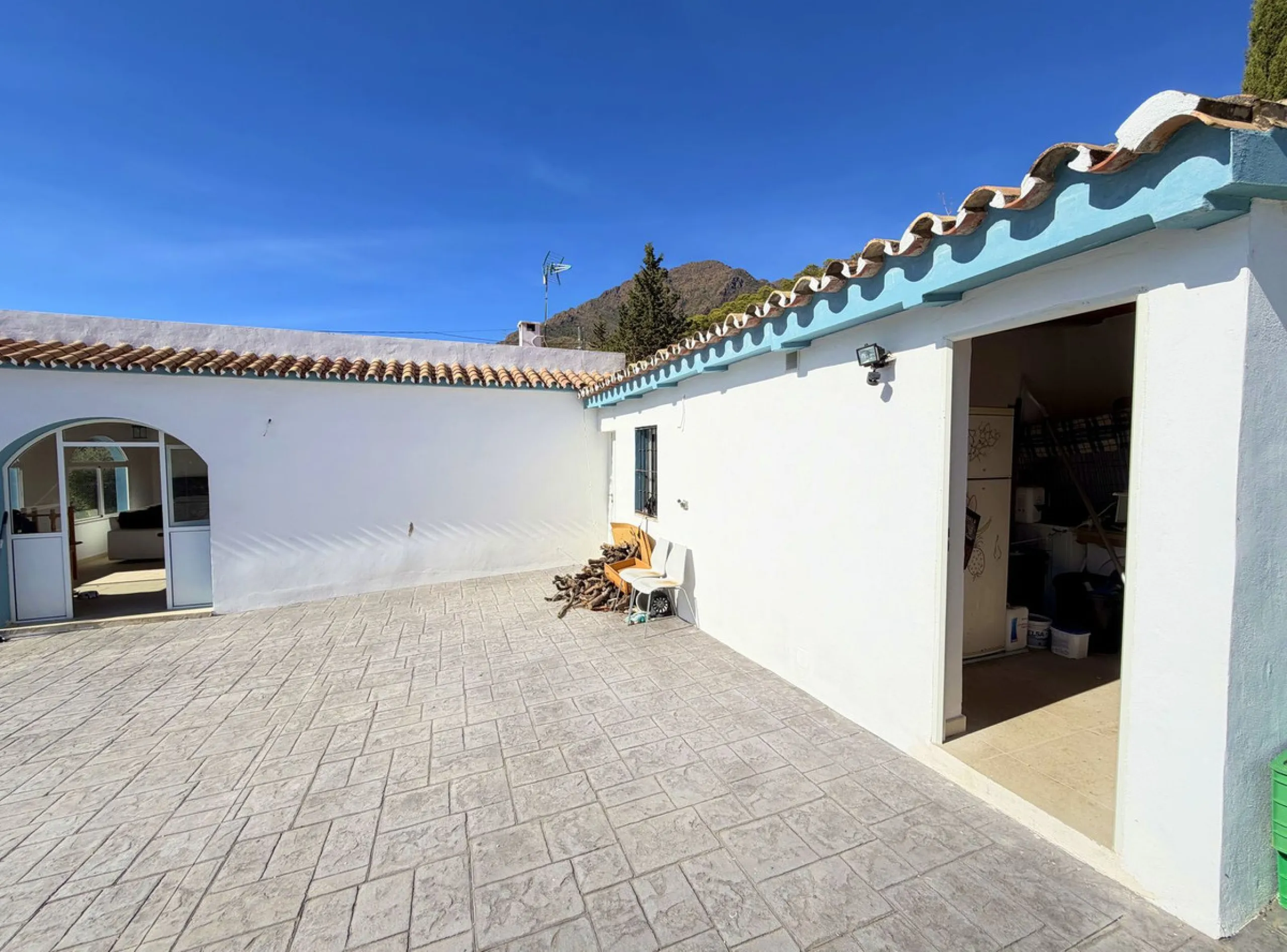 House with Sea Views in Estepona. Set on a 4,409 m² plot just 2.5 km from the center of Estepona, this property offers tranquility without sacrificing proximity to all amenities. The home itself features approximately 150 m² of living space with 4 bedroom