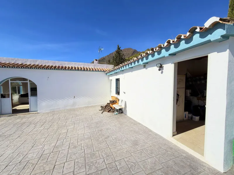 House with Sea Views in Estepona. Set on a 4,409 m² plot just 2.5 km from the center of Estepona, this property offers tranquility without sacrificing proximity to all amenities. The home itself features approximately 150 m² of living space with 4 bedroom