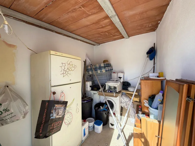 House with Sea Views in Estepona. Set on a 4,409 m² plot just 2.5 km from the center of Estepona, this property offers tranquility without sacrificing proximity to all amenities. The home itself features approximately 150 m² of living space with 4 bedroom
