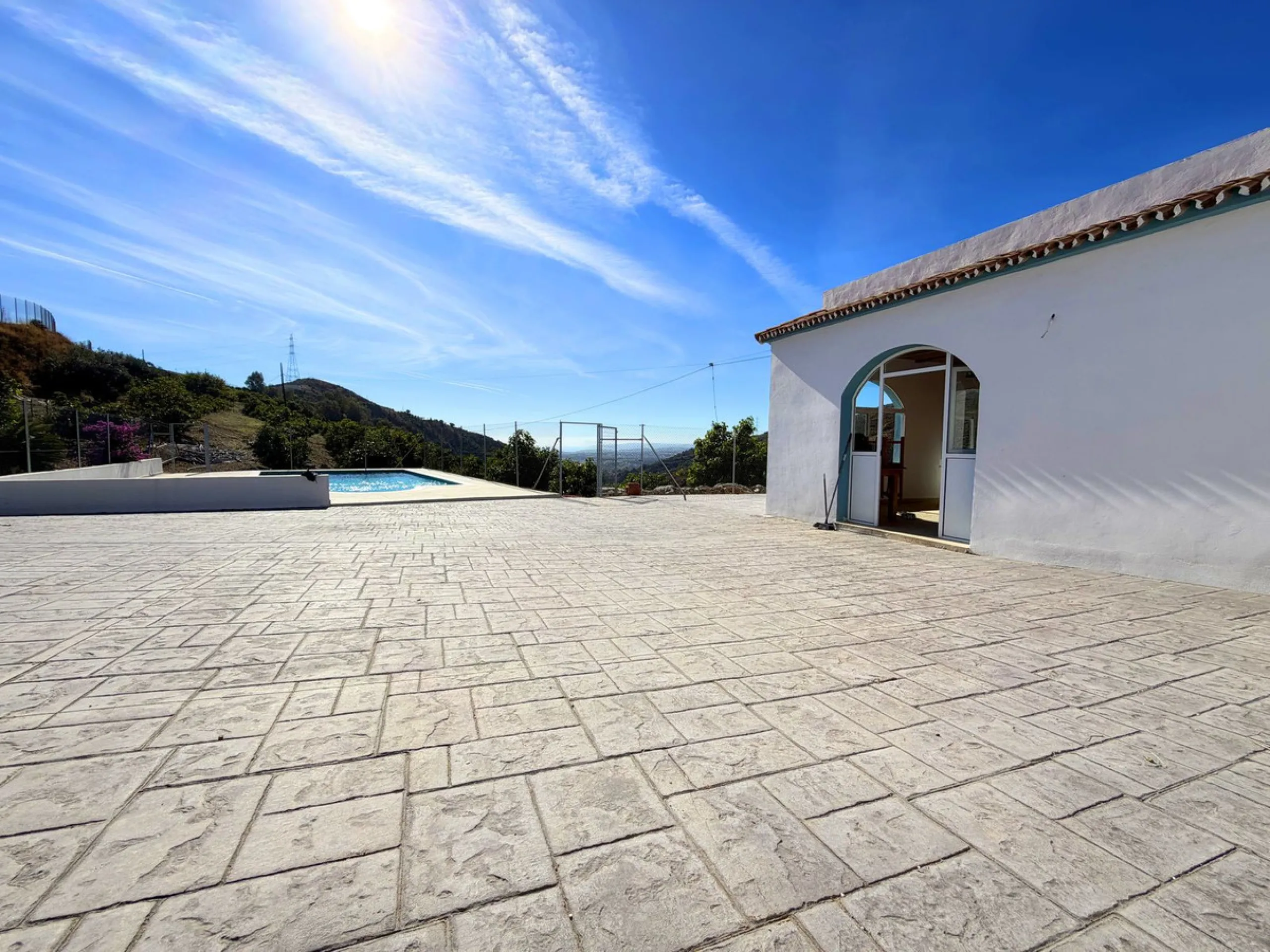 House with Sea Views in Estepona. Set on a 4,409 m² plot just 2.5 km from the center of Estepona, this property offers tranquility without sacrificing proximity to all amenities. The home itself features approximately 150 m² of living space with 4 bedroom