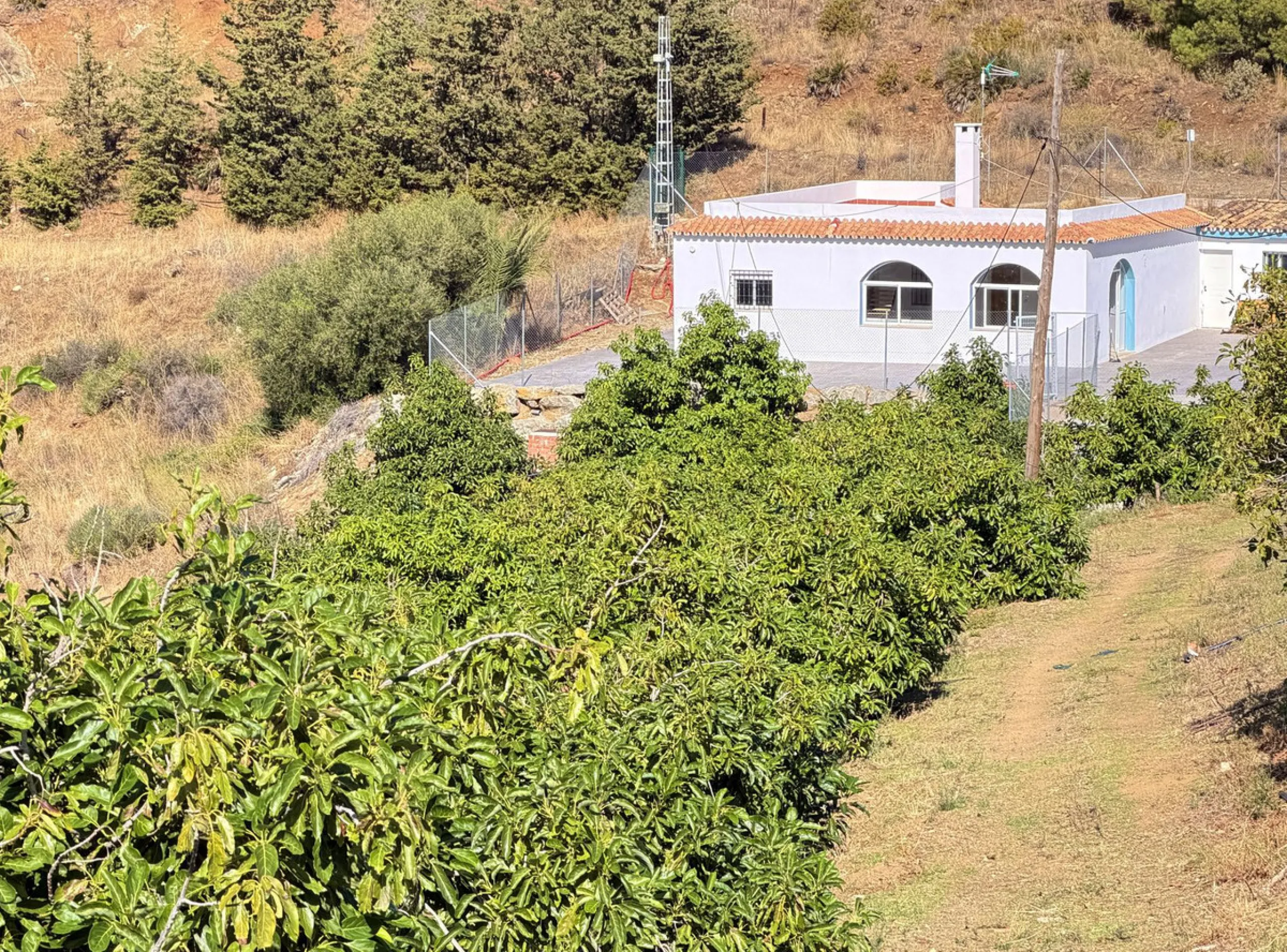 House with Sea Views in Estepona. Set on a 4,409 m² plot just 2.5 km from the center of Estepona, this property offers tranquility without sacrificing proximity to all amenities. The home itself features approximately 150 m² of living space with 4 bedroom