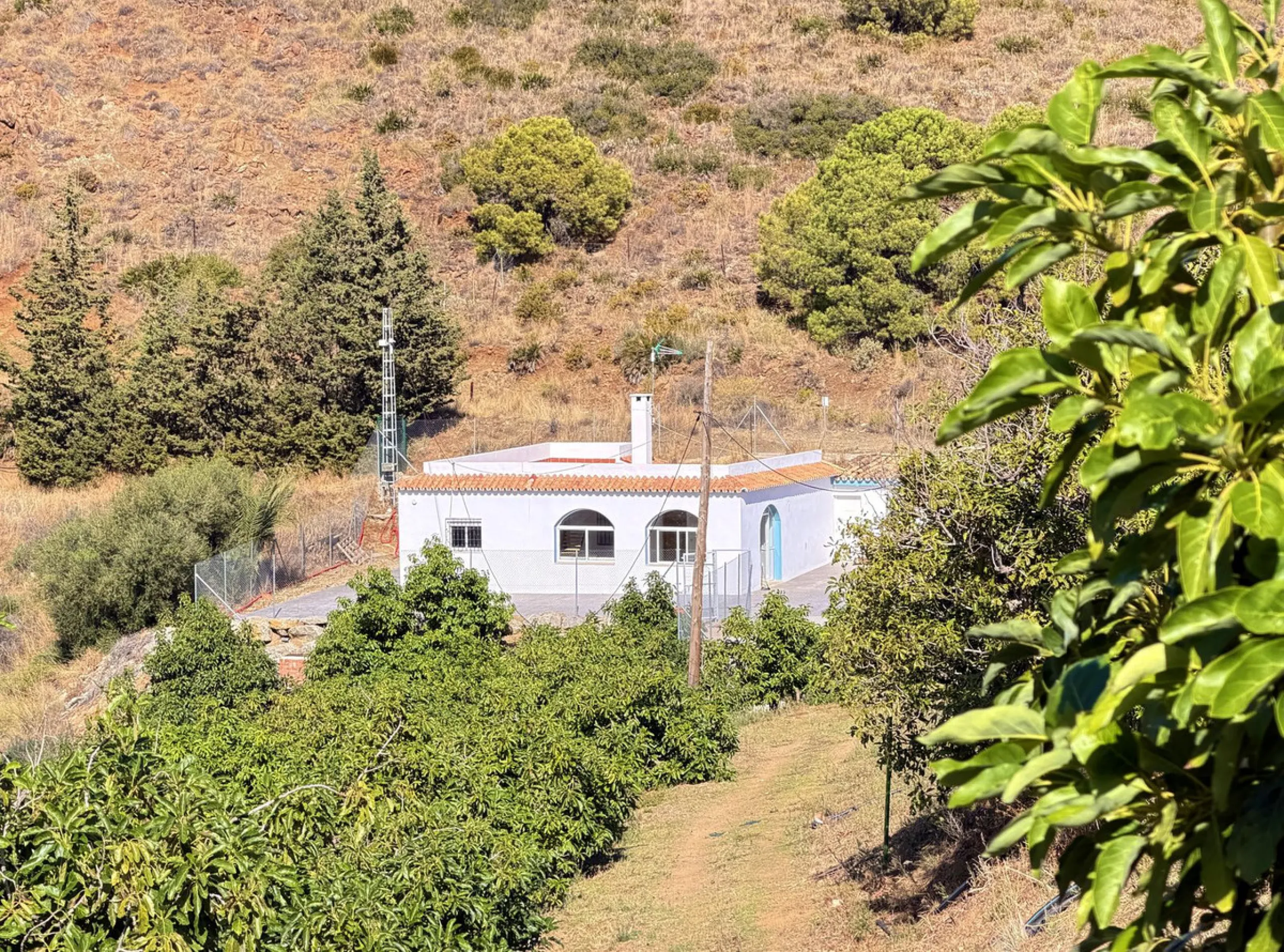 House with Sea Views in Estepona. Set on a 4,409 m² plot just 2.5 km from the center of Estepona, this property offers tranquility without sacrificing proximity to all amenities. The home itself features approximately 150 m² of living space with 4 bedroom