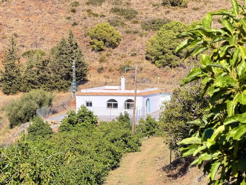 House with Sea Views in Estepona. Set on a 4,409 m² plot just 2.5 km from the center of Estepona, this property offers tranquility without sacrificing proximity to all amenities. The home itself features approximately 150 m² of living space with 4 bedroom