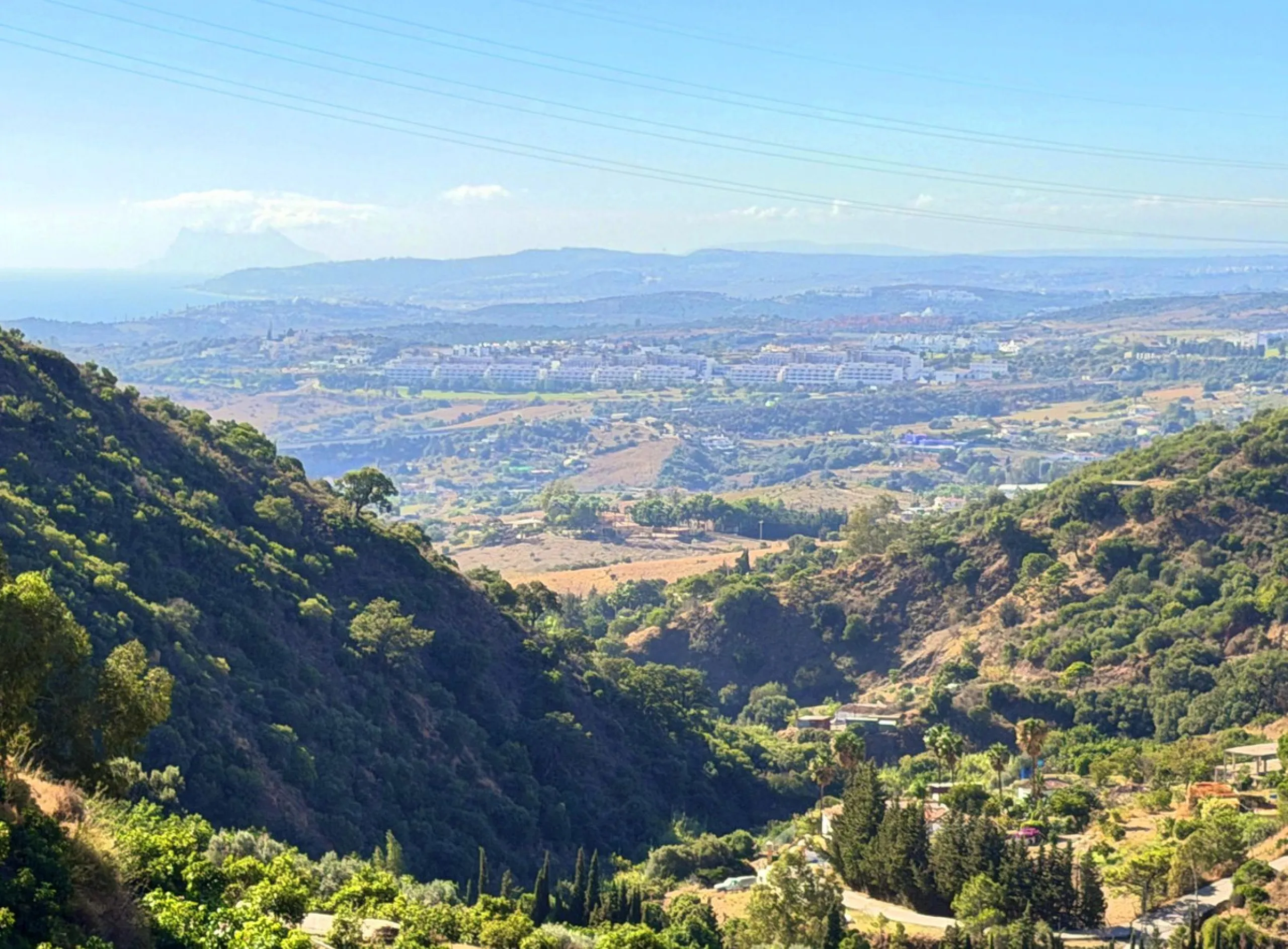 House with Sea Views in Estepona. Set on a 4,409 m² plot just 2.5 km from the center of Estepona, this property offers tranquility without sacrificing proximity to all amenities. The home itself features approximately 150 m² of living space with 4 bedroom
