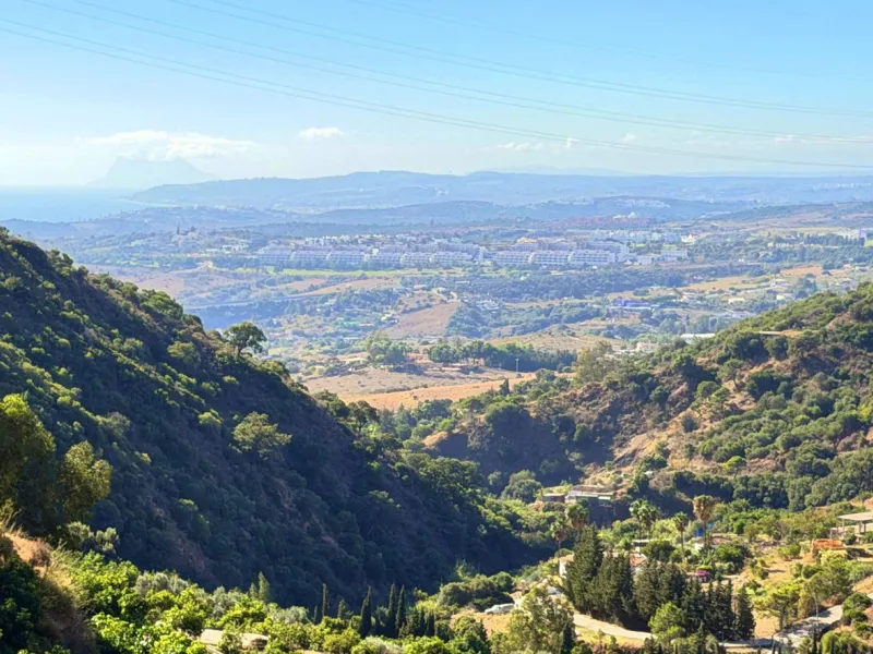 House with Sea Views in Estepona. Set on a 4,409 m² plot just 2.5 km from the center of Estepona, this property offers tranquility without sacrificing proximity to all amenities. The home itself features approximately 150 m² of living space with 4 bedroom