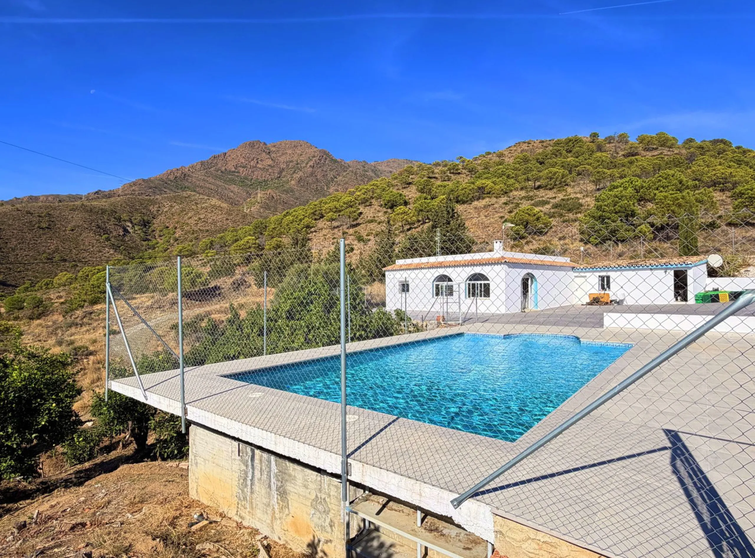 House with Sea Views in Estepona. Set on a 4,409 m² plot just 2.5 km from the center of Estepona, this property offers tranquility without sacrificing proximity to all amenities. The home itself features approximately 150 m² of living space with 4 bedroom
