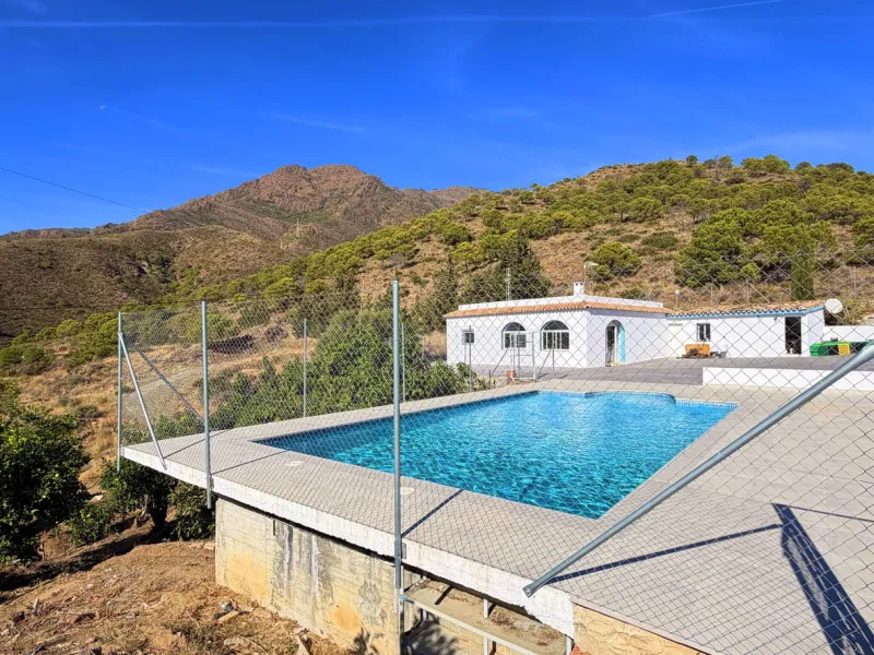 House with Sea Views in Estepona. Set on a 4,409 m² plot just 2.5 km from the center of Estepona, this property offers tranquility without sacrificing proximity to all amenities. The home itself features approximately 150 m² of living space with 4 bedroom