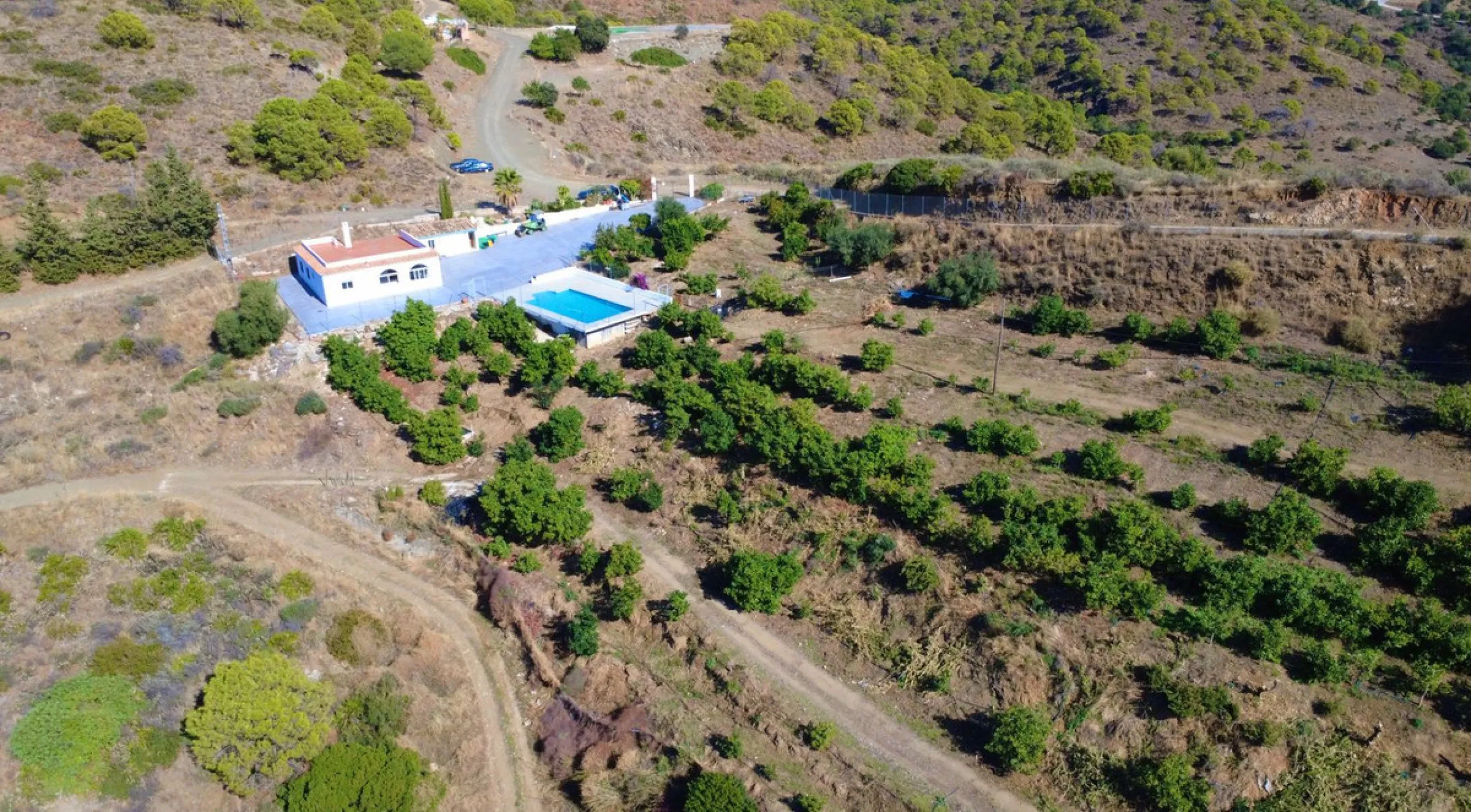 House with Sea Views in Estepona. Set on a 4,409 m² plot just 2.5 km from the center of Estepona, this property offers tranquility without sacrificing proximity to all amenities. The home itself features approximately 150 m² of living space with 4 bedroom