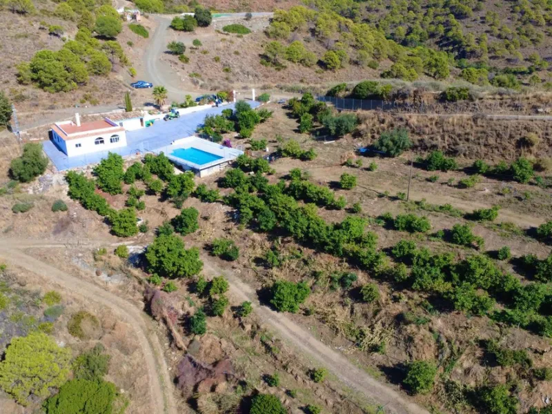 House with Sea Views in Estepona. Set on a 4,409 m² plot just 2.5 km from the center of Estepona, this property offers tranquility without sacrificing proximity to all amenities. The home itself features approximately 150 m² of living space with 4 bedroom
