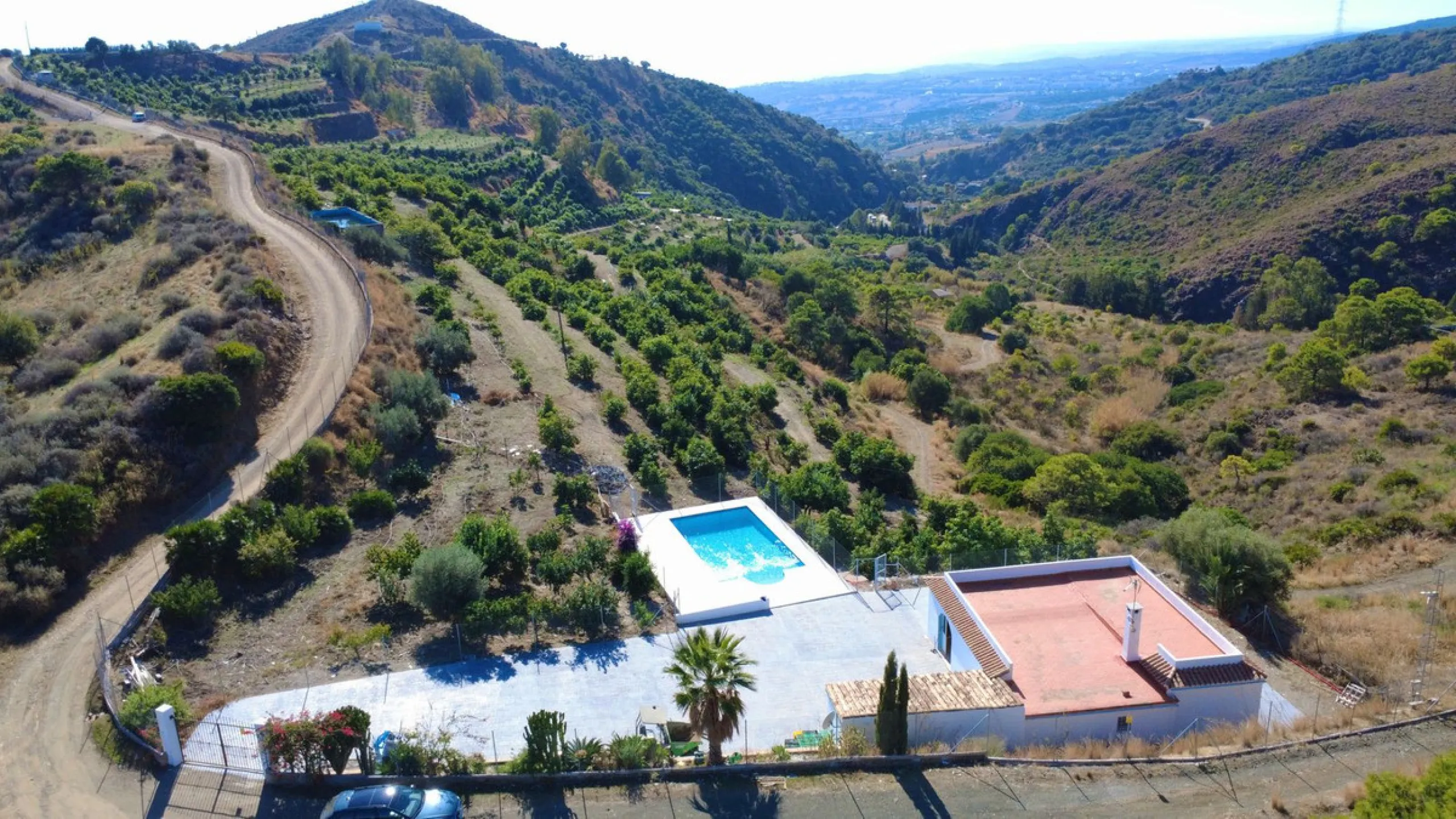 House with Sea Views in Estepona. Set on a 4,409 m² plot just 2.5 km from the center of Estepona, this property offers tranquility without sacrificing proximity to all amenities. The home itself features approximately 150 m² of living space with 4 bedroom