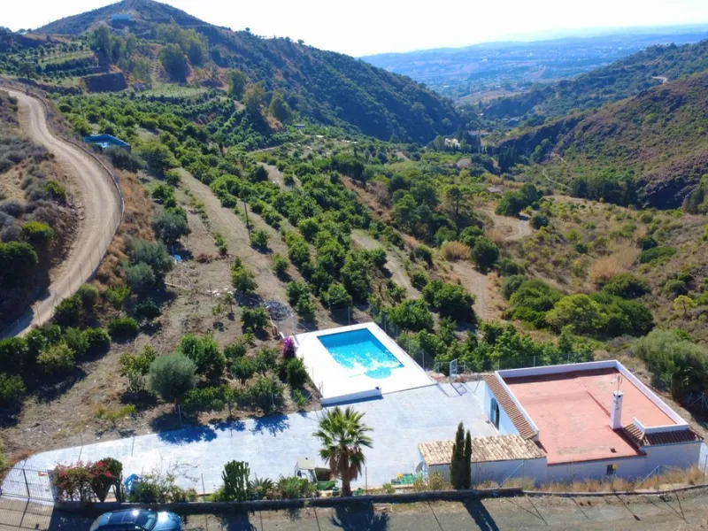 House with Sea Views in Estepona. Set on a 4,409 m² plot just 2.5 km from the center of Estepona, this property offers tranquility without sacrificing proximity to all amenities. The home itself features approximately 150 m² of living space with 4 bedroom