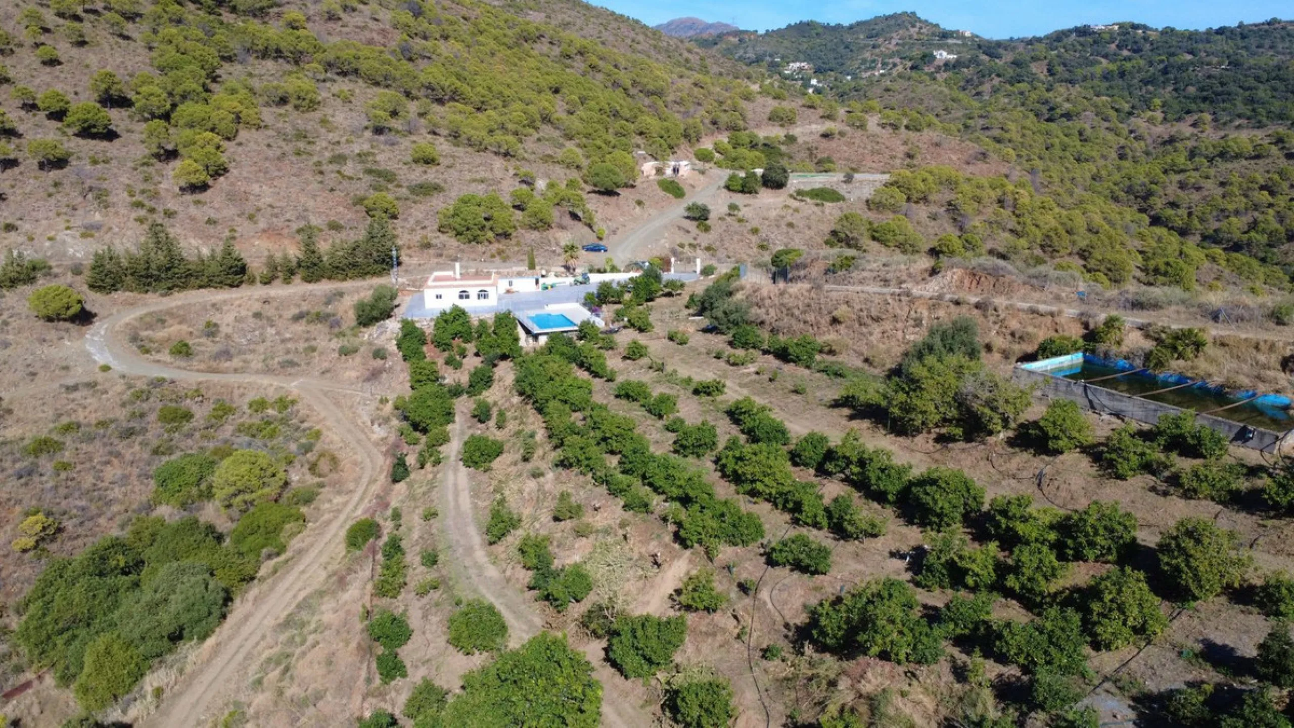 House with Sea Views in Estepona. Set on a 4,409 m² plot just 2.5 km from the center of Estepona, this property offers tranquility without sacrificing proximity to all amenities. The home itself features approximately 150 m² of living space with 4 bedroom
