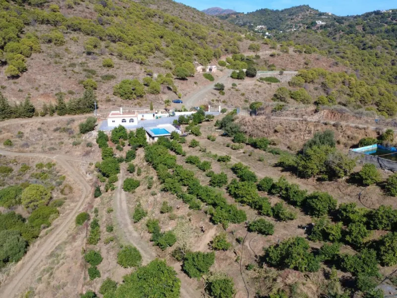 House with Sea Views in Estepona. Set on a 4,409 m² plot just 2.5 km from the center of Estepona, this property offers tranquility without sacrificing proximity to all amenities. The home itself features approximately 150 m² of living space with 4 bedroom