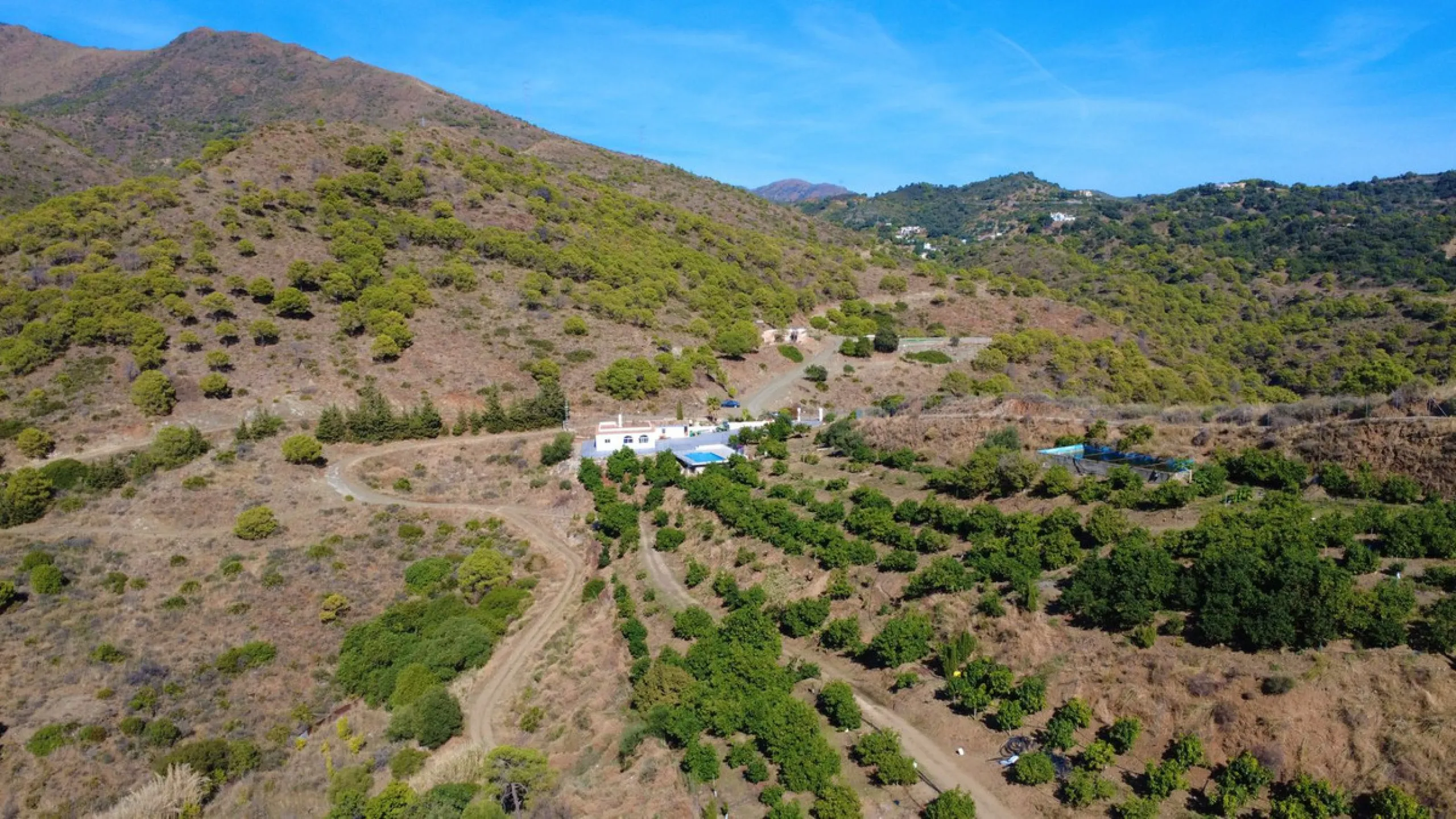 House with Sea Views in Estepona. Set on a 4,409 m² plot just 2.5 km from the center of Estepona, this property offers tranquility without sacrificing proximity to all amenities. The home itself features approximately 150 m² of living space with 4 bedroom