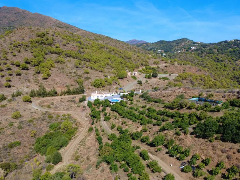 House with Sea Views in Estepona. Set on a 4,409 m² plot just 2.5 km from the center of Estepona, this property offers tranquility without sacrificing proximity to all amenities. The home itself features approximately 150 m² of living space with 4 bedroom
