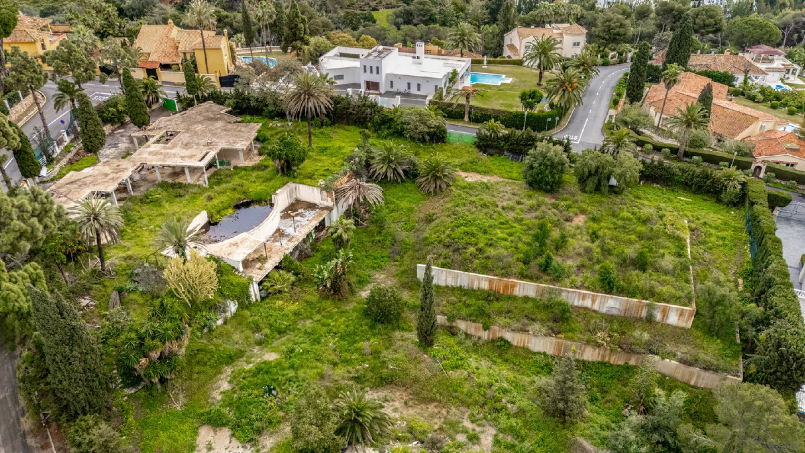 An extraordinary opportunity to acquire a vast 4572m² plot with an innovative project, offering you the flexibility to tailor the design to your exact needs. Boasting a sought-after southwest orientation, this plot enjoys stunning, unobstructed sea views,