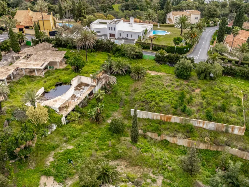 An extraordinary opportunity to acquire a vast 4572m² plot with an innovative project, offering you the flexibility to tailor the design to your exact needs. Boasting a sought-after southwest orientation, this plot enjoys stunning, unobstructed sea views,
