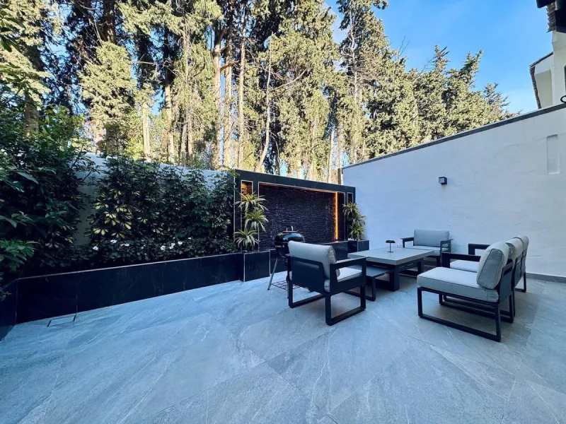 A magnificent semi-detached house is offered for sale in the established Los Naranjos urbanisation in Marbella, in a quiet and well-connected residential area.