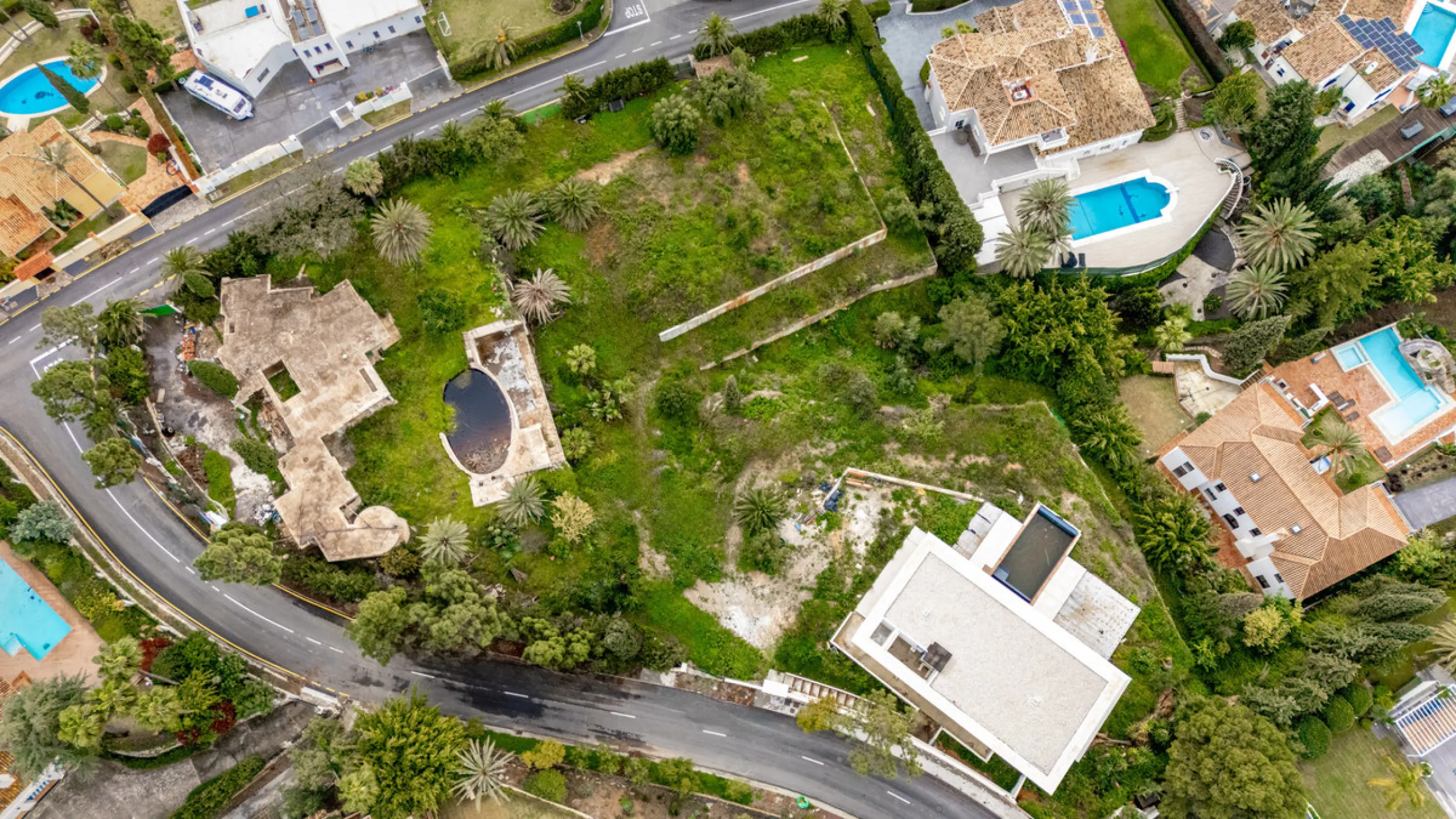 An extraordinary opportunity to acquire a vast 4572m² plot with an innovative project, offering you the flexibility to tailor the design to your exact needs. Boasting a sought-after southwest orientation, this plot enjoys stunning, unobstructed sea views,