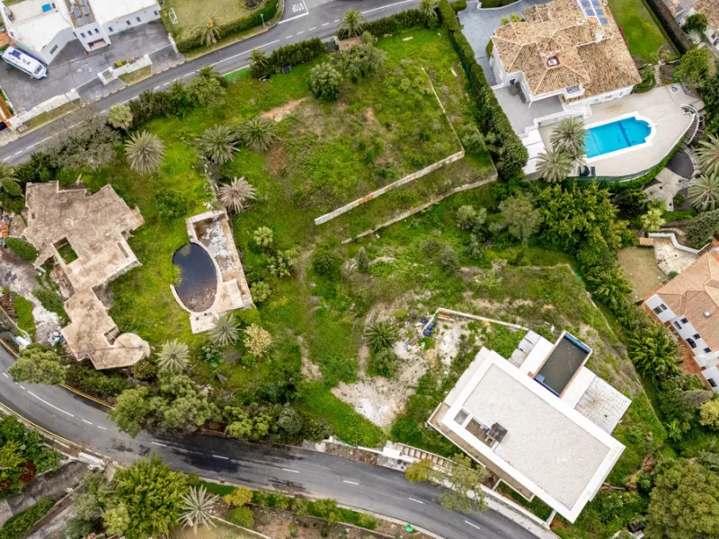 An extraordinary opportunity to acquire a vast 4572m² plot with an innovative project, offering you the flexibility to tailor the design to your exact needs. Boasting a sought-after southwest orientation, this plot enjoys stunning, unobstructed sea views,